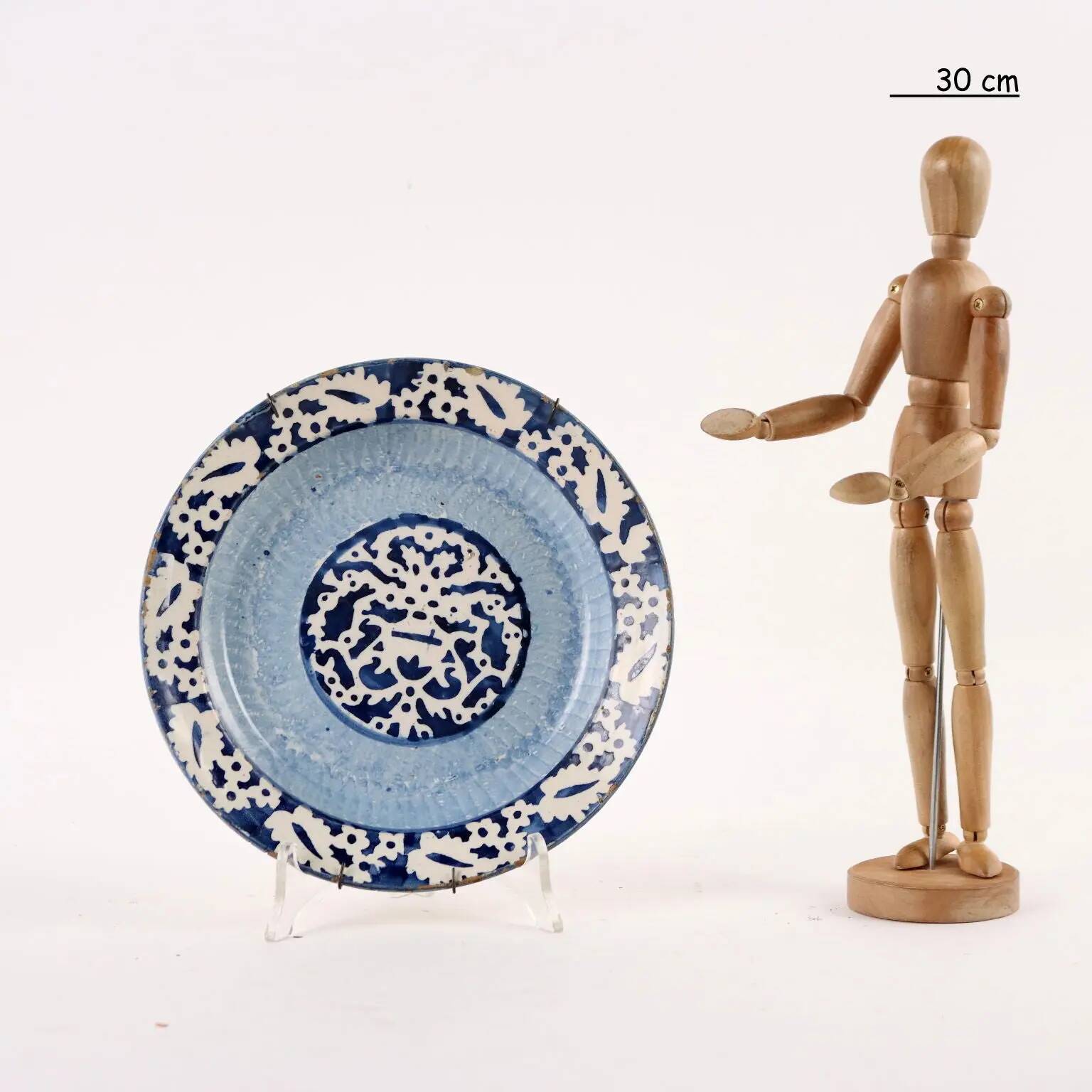 Assiette ancienne en majolique décorée, Italie, XVIIIe siècle