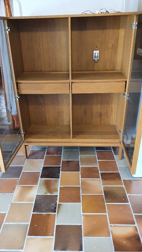 Meuble vitrine vaisselier en bois avec portes vitrées fumées