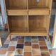 Meuble vitrine vaisselier en bois avec portes vitrées fumées
