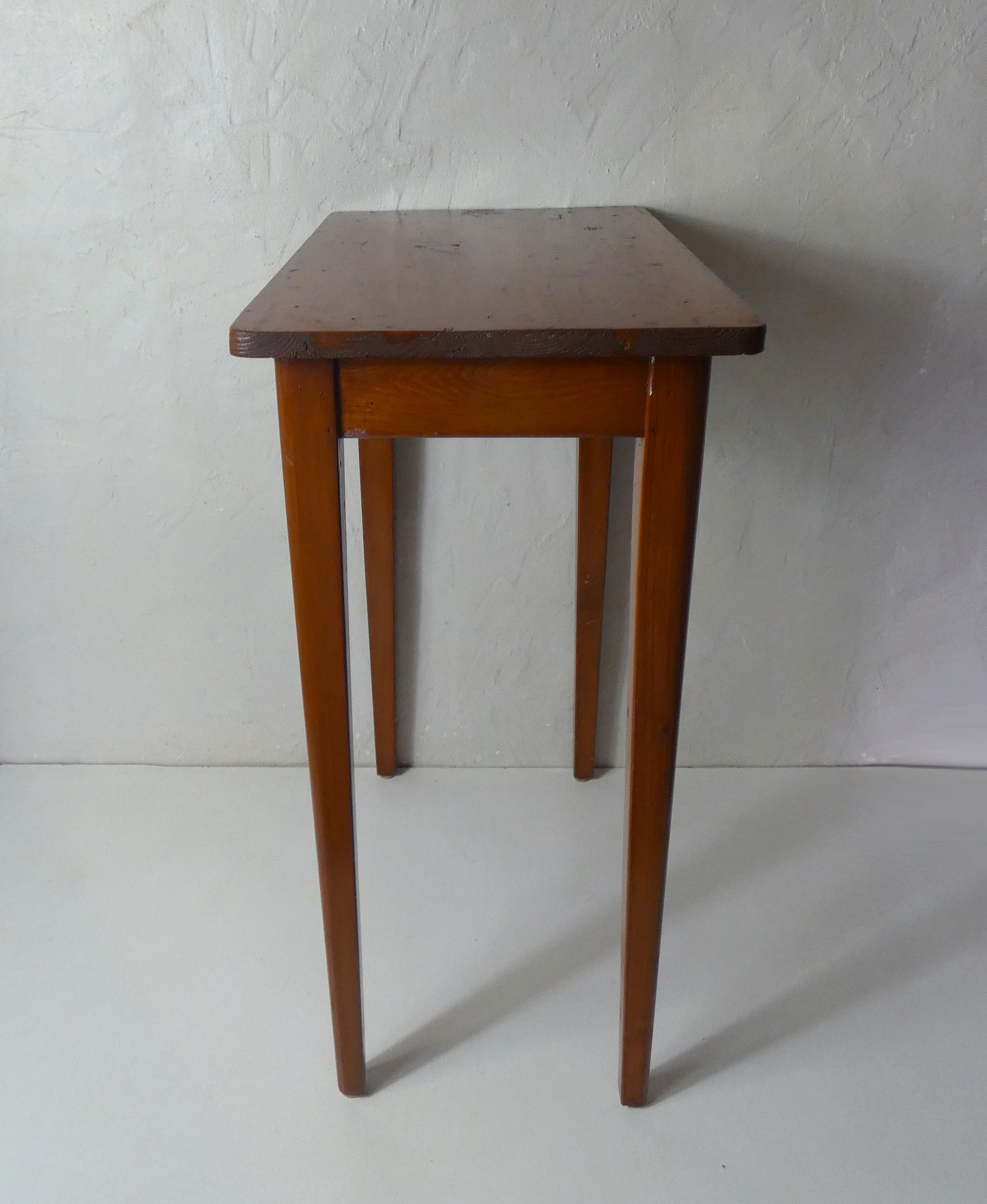 Side table in wood