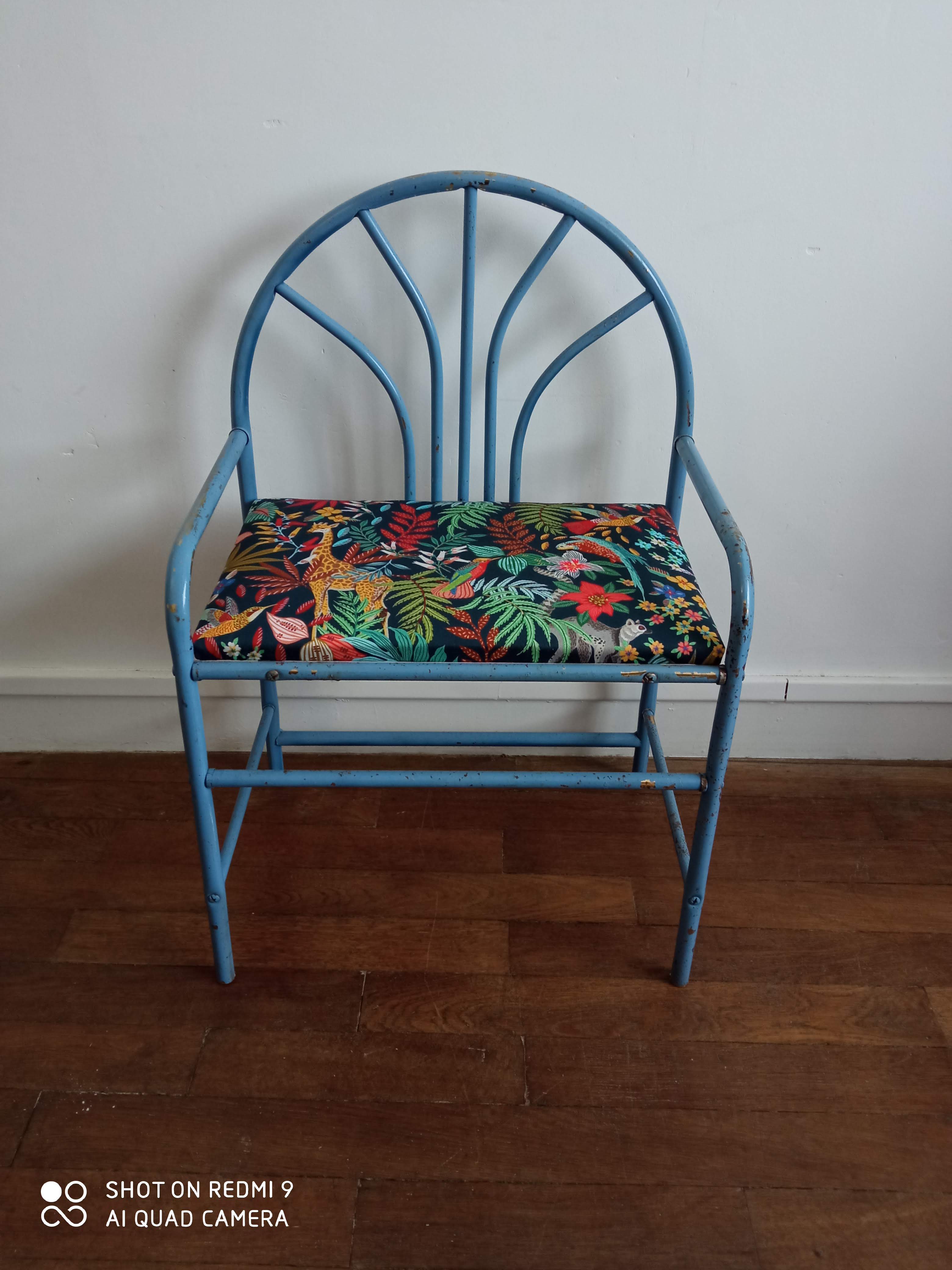 Skated metal child chair/bench