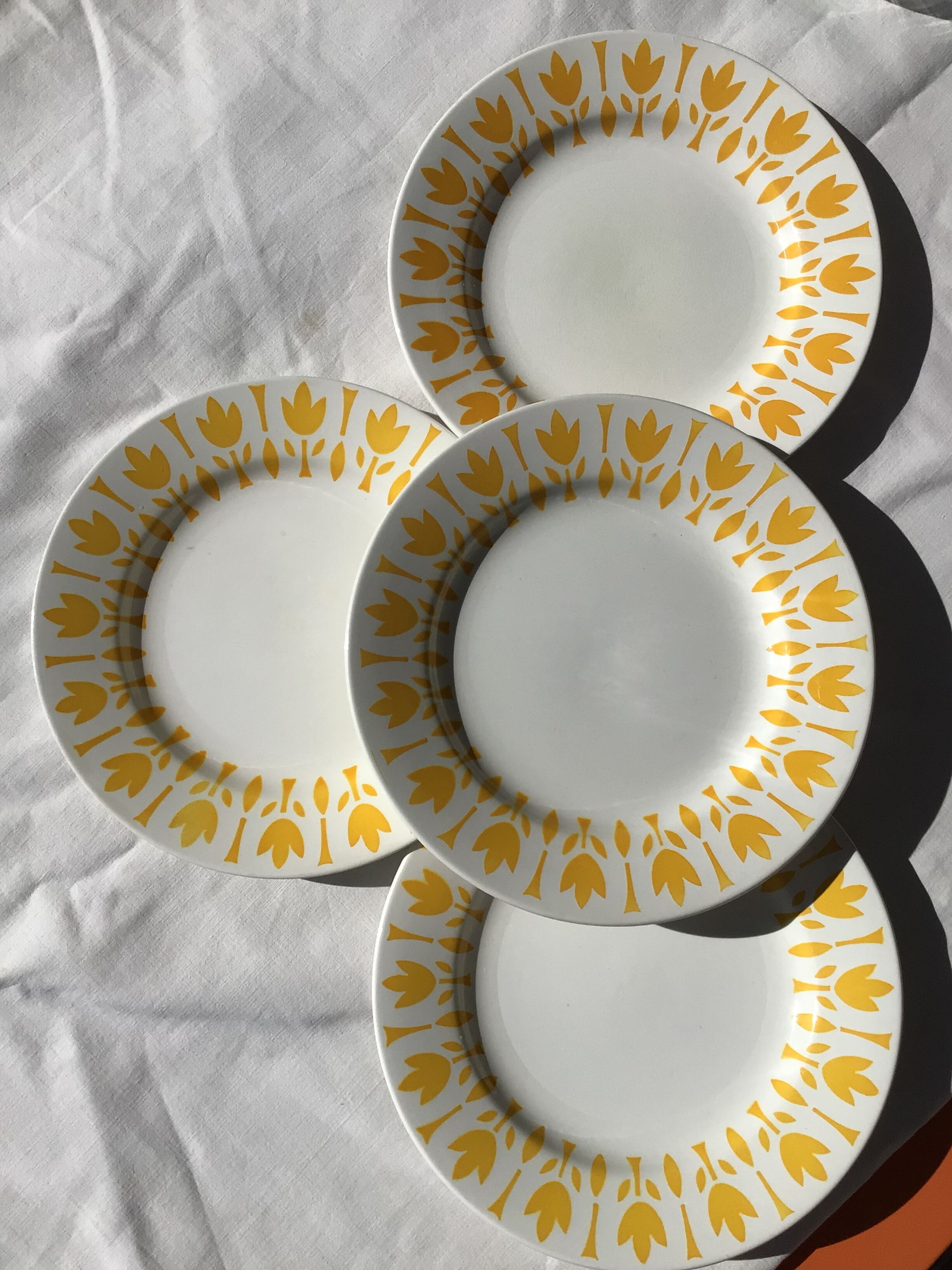4 flat plates digoin model lily golden yellow
