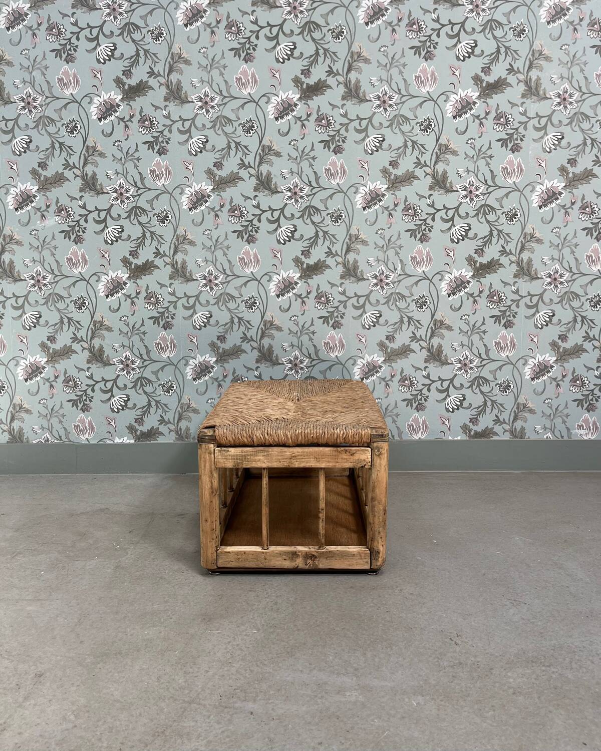 Storage bench in wood and straw (renovated)