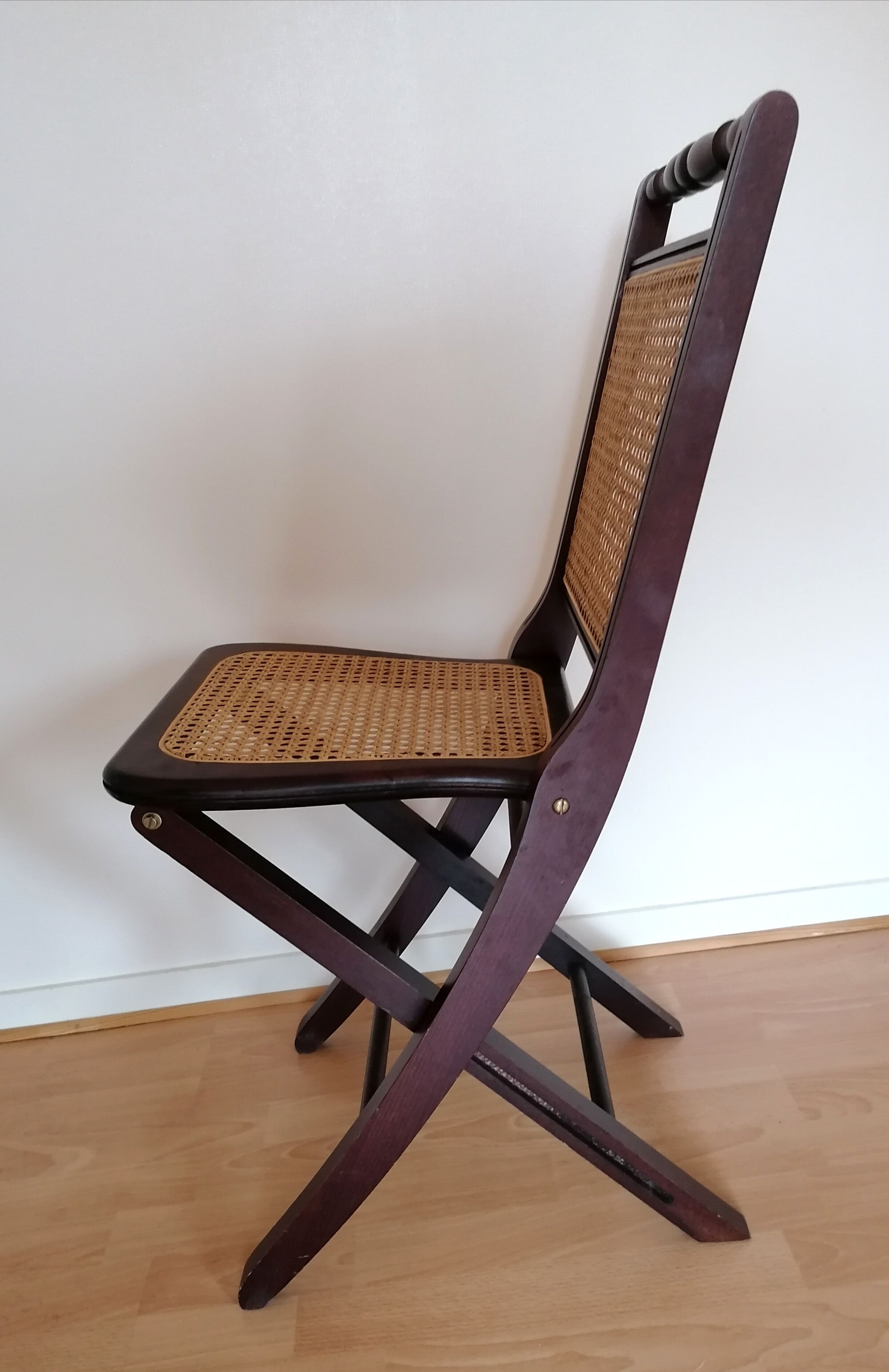 4 folding chairs canned