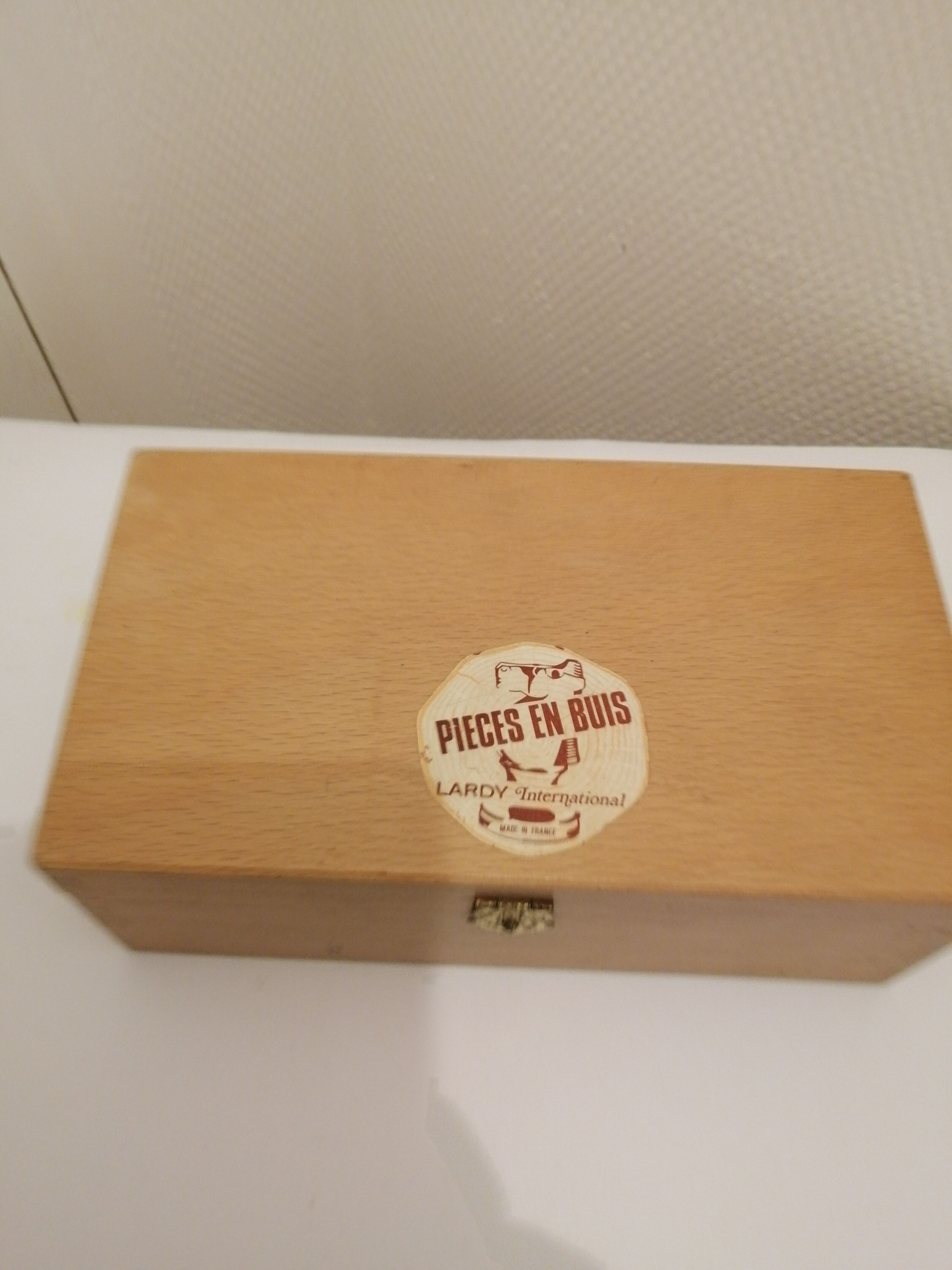 Box of 32 boxwood chess pawns