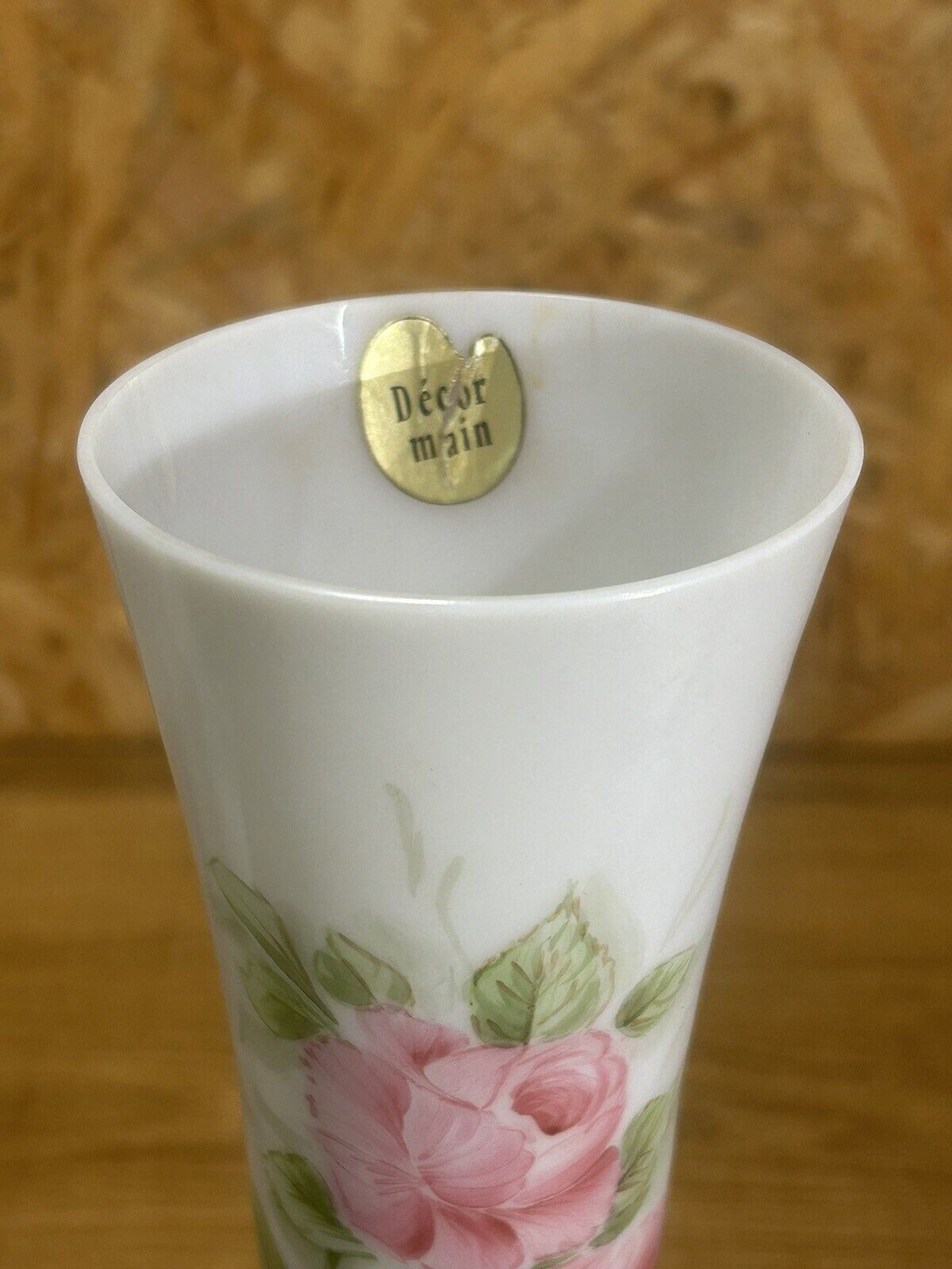 Vase and white eopaline glass set with painted floral decoration - Paris, vintage