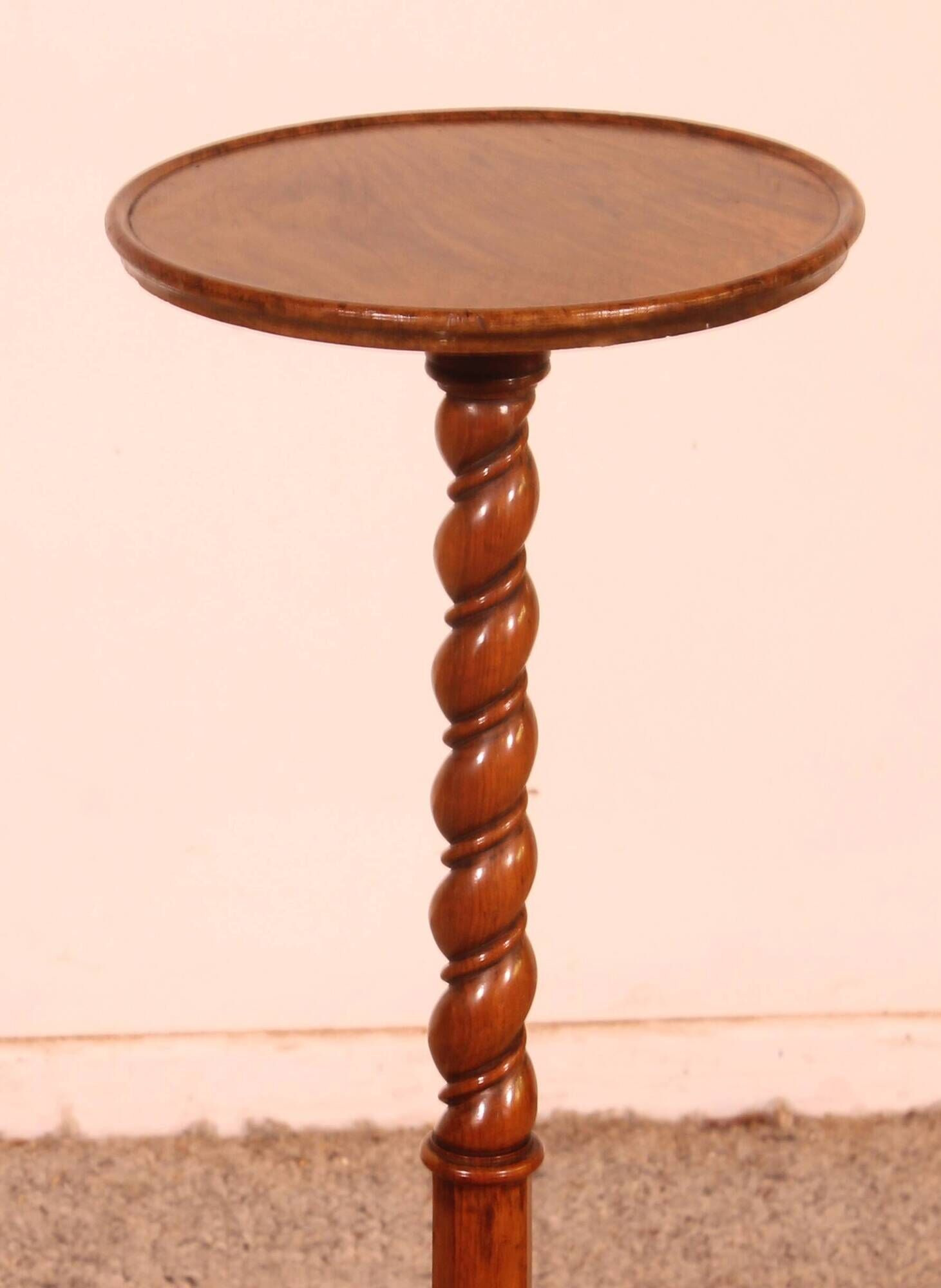 Small guéridon called tea table in walnut - 19th century stamped Holland and So.