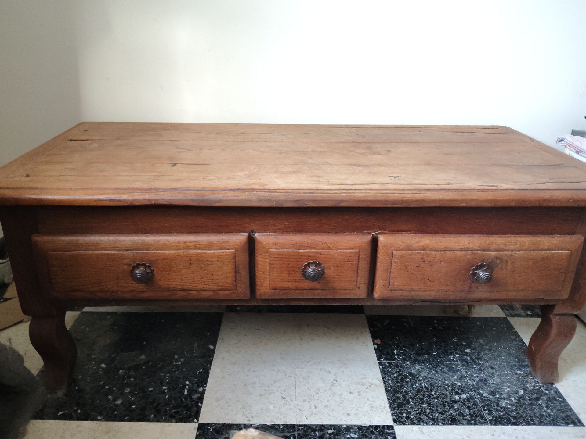 Rustic oak coffee table – Apothecary spirit – 19th century