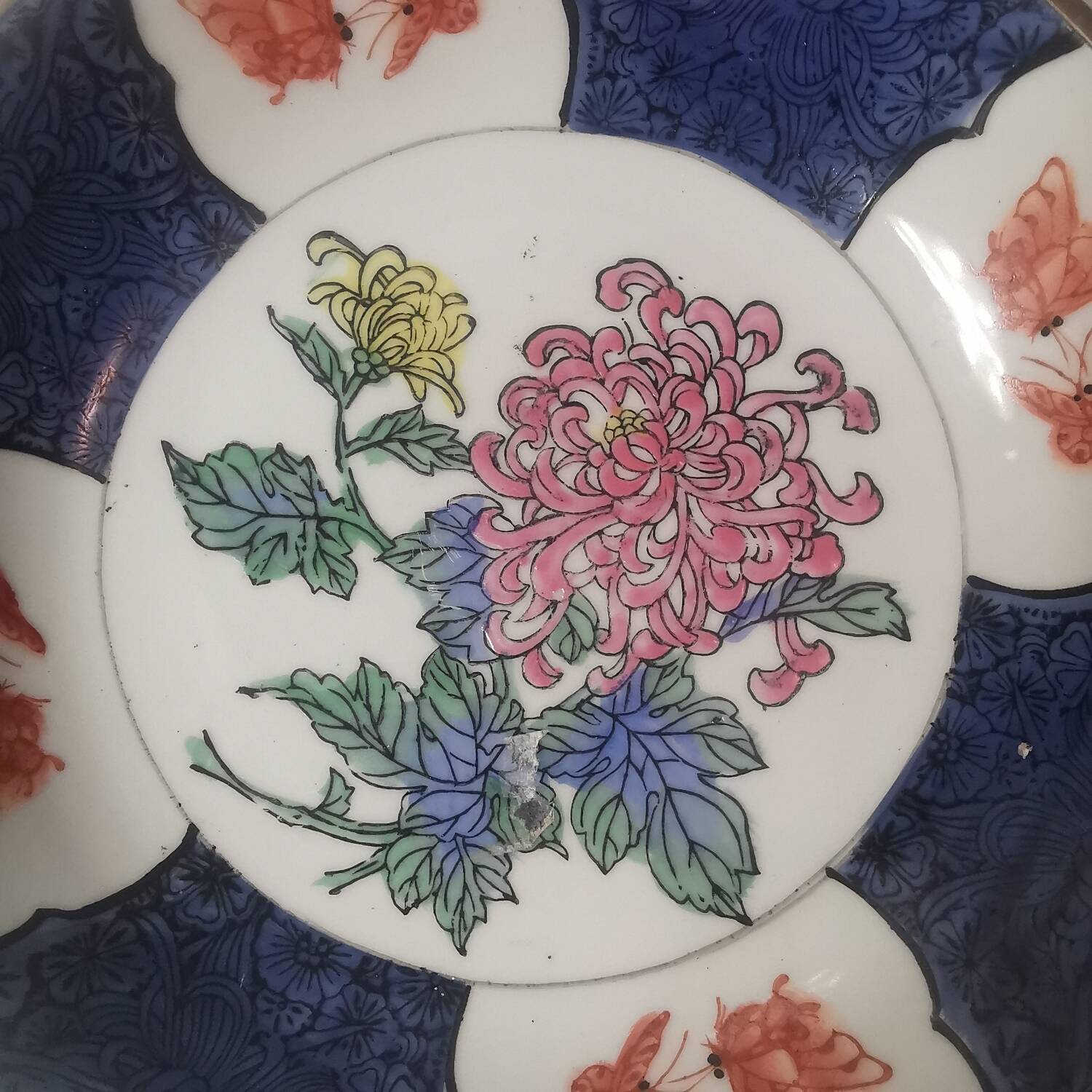 Three decorative plates in Chinese porcelain and brass from the 1960s. signed