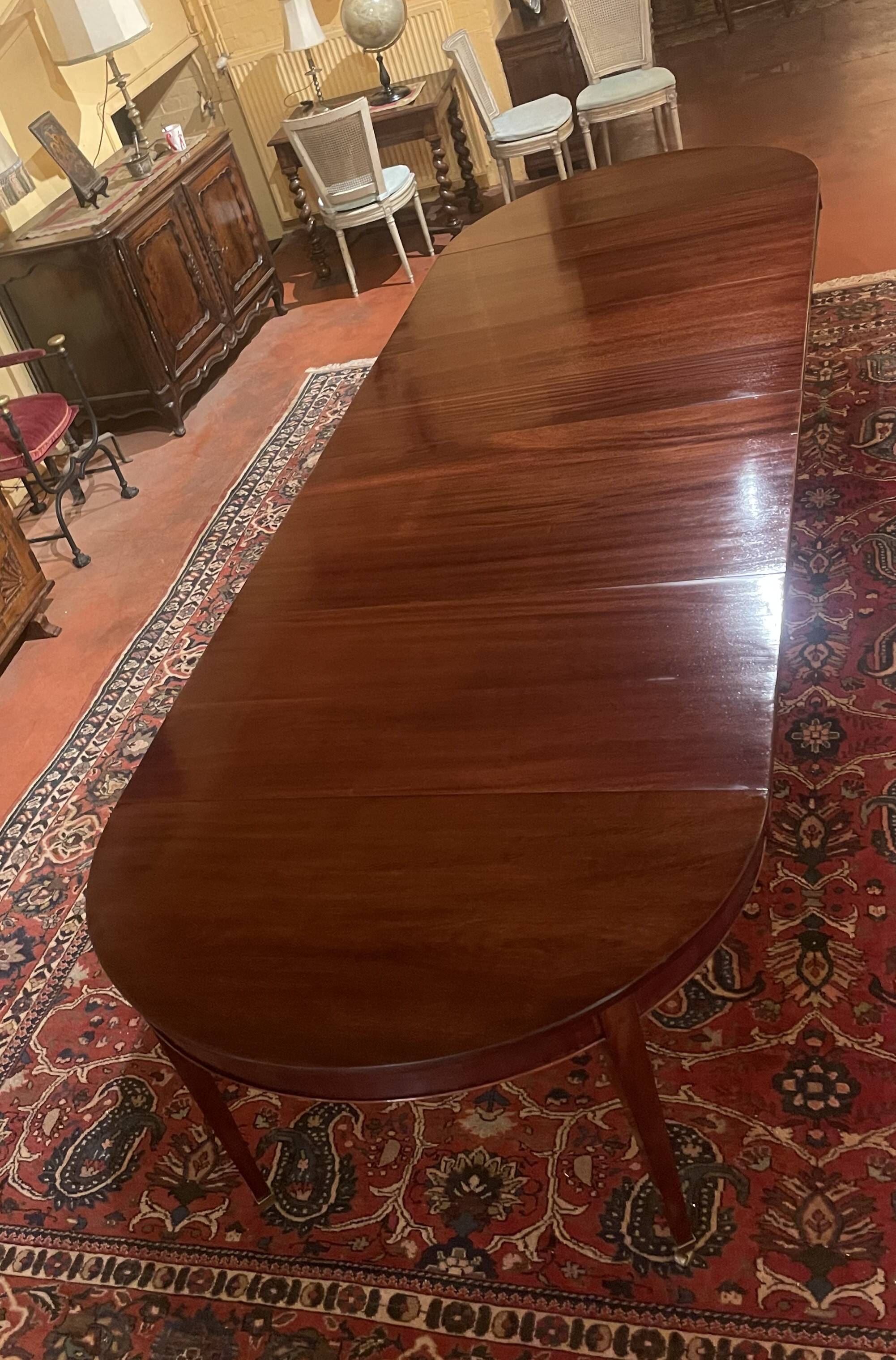 Extendable Louis XVI style mahogany dining table from the Directoire period