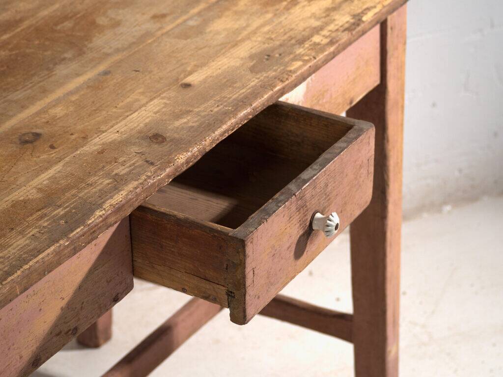 Table de cuisine ancienne en bois de pin – Europe centrale, vers 1900