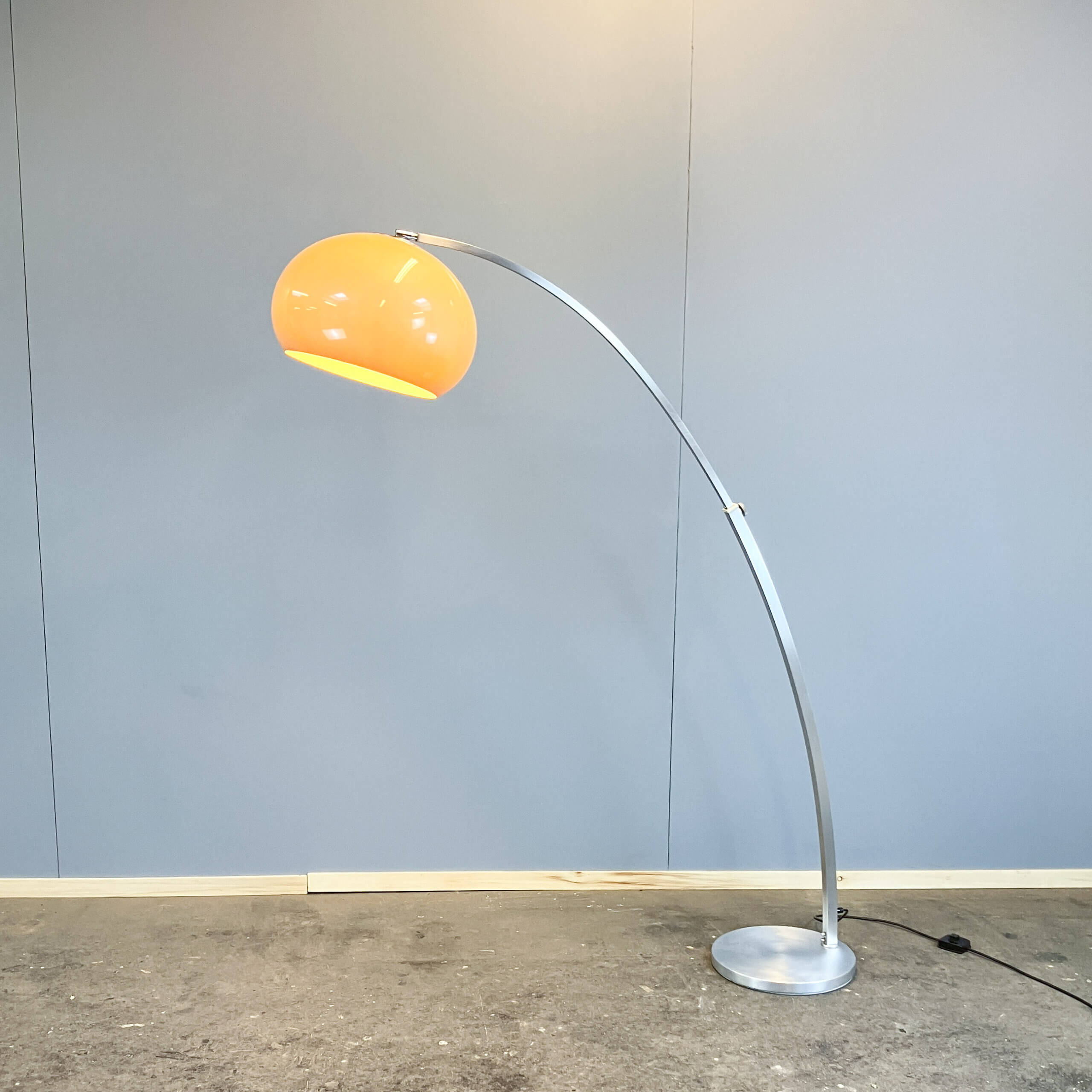 Lampe arquée par Sölken, aluminium brossé avec un abat-jour en verre acrylique, années 1970.