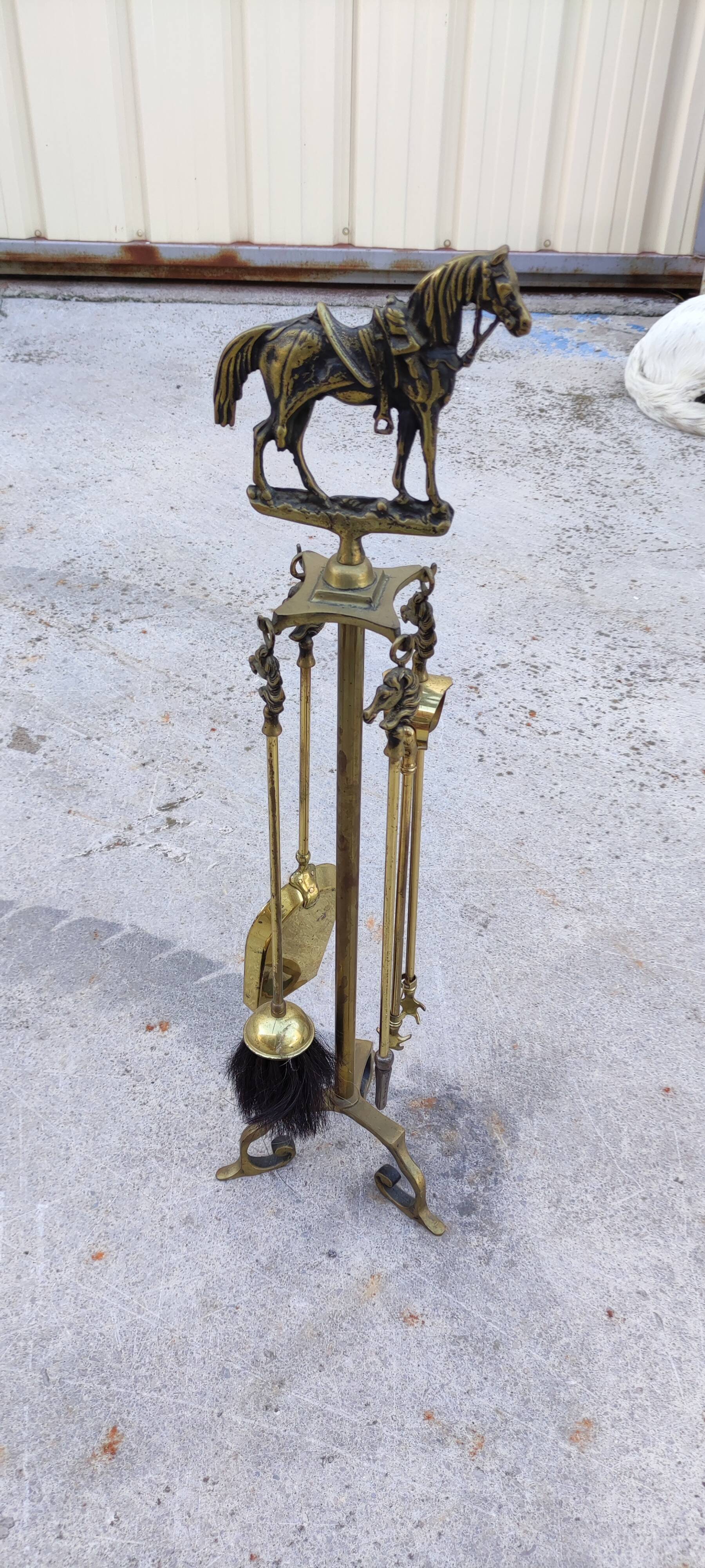 Serviteur de cheminé en bronze doré décor équestre, cheval