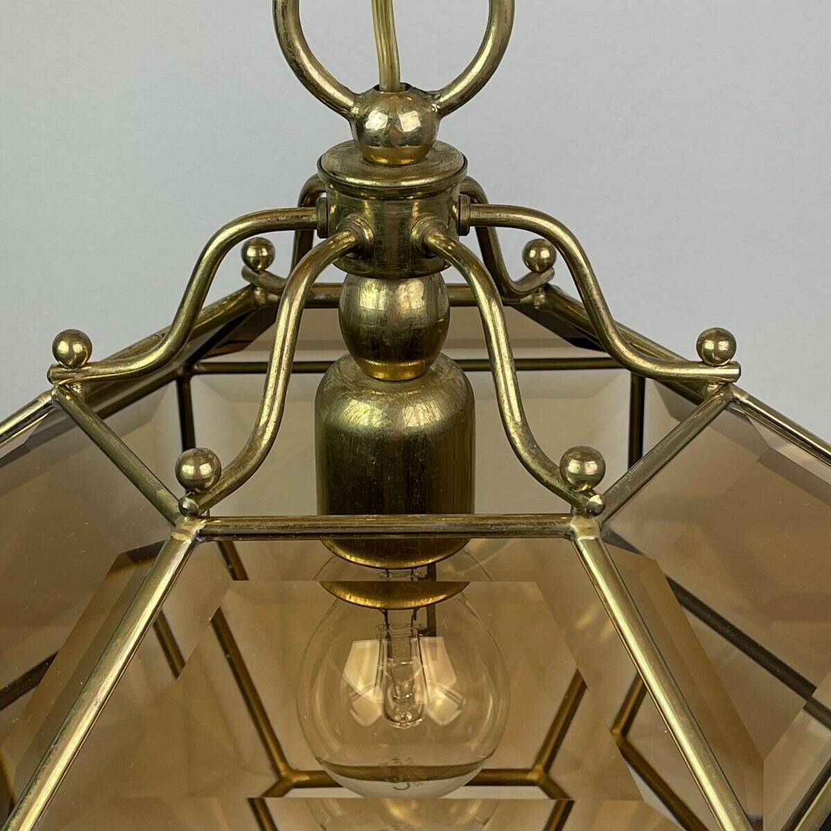 Vintage hexagonal diamond-cut crystal chandelier in gilded brass, Italy, 1960s.