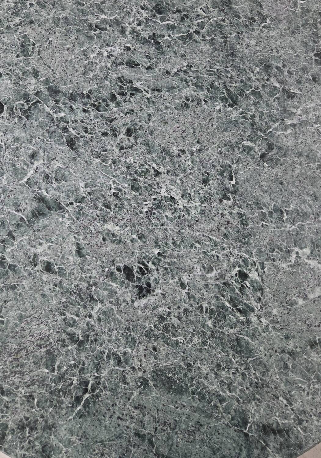 Mahogany and marble gueridon from the Restoration period.