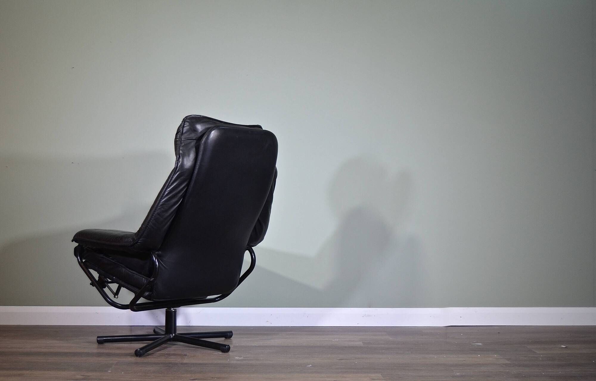 Fauteuil pivotant/inclinable norvégien Skoghaug en cuir noir du milieu du s