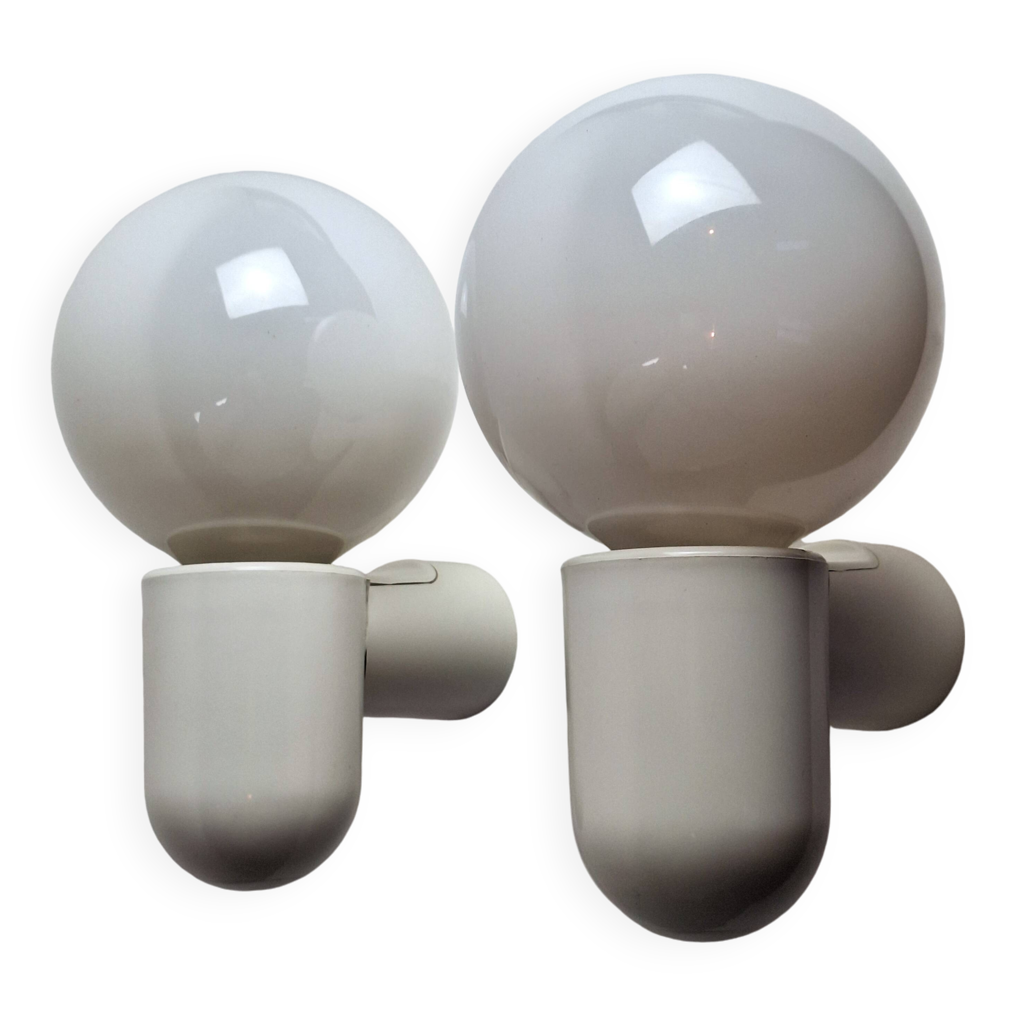 Pair of vintage space age wall lights in white plastic, Allibert 1970 bathroom bedside night light