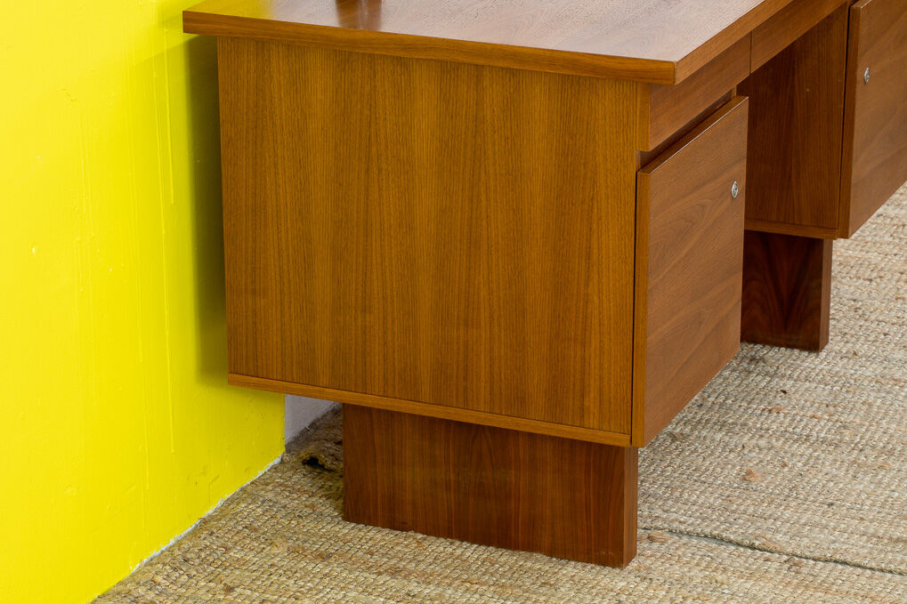 Vintage Scandinavian Office – 135 cm