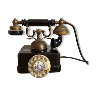 Old phone in Bakelite