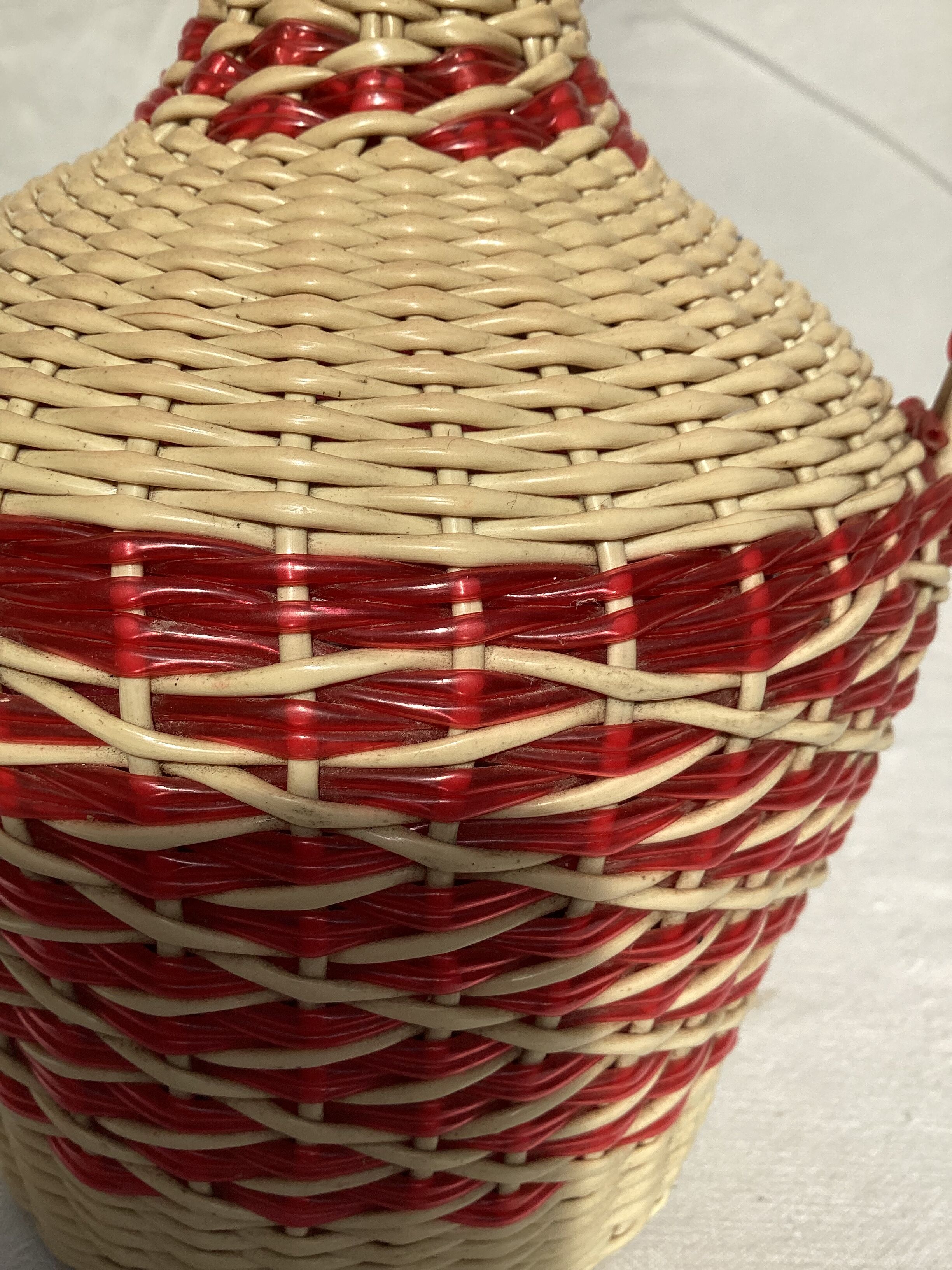 Dame jeanne bonbonne en plastique blanche et rouge dimension : hauteur -25 cm-