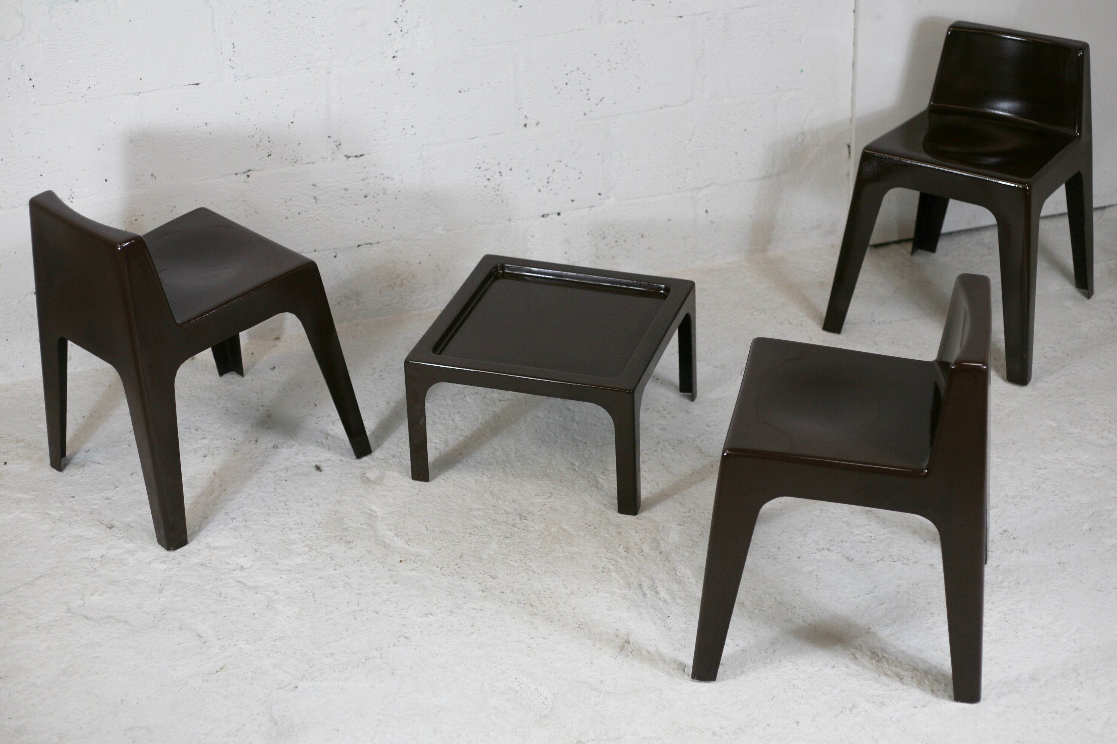 Set ode 3 chairs and 1 coffee table, fiberglass, chocolate color, France, cira 1970