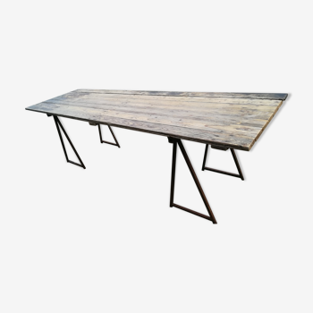 Table en bois brut pitchpin avec ses 2 tréteaux en métal