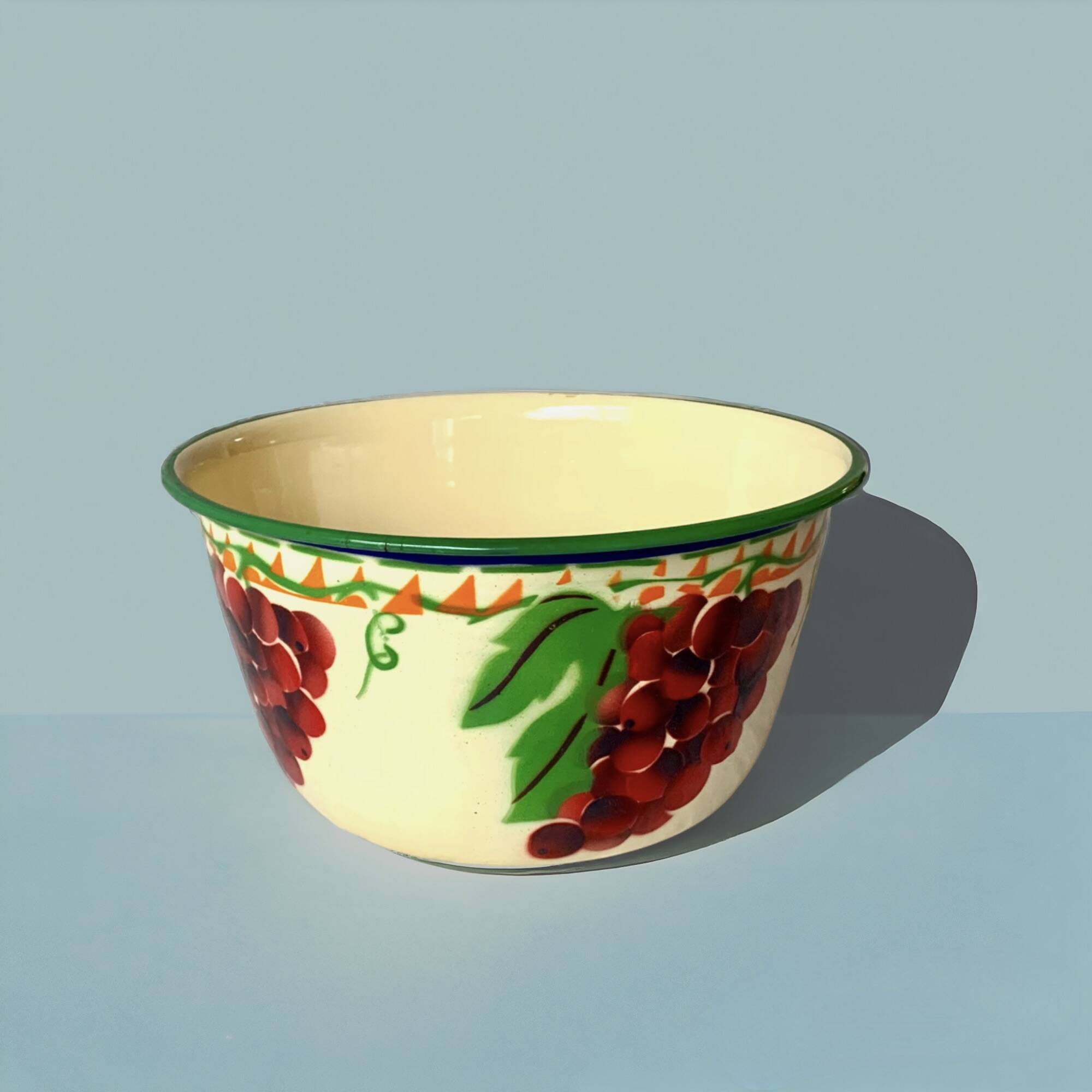 Old salad bowl in enamelled sheet metal - bunches of grapes decor