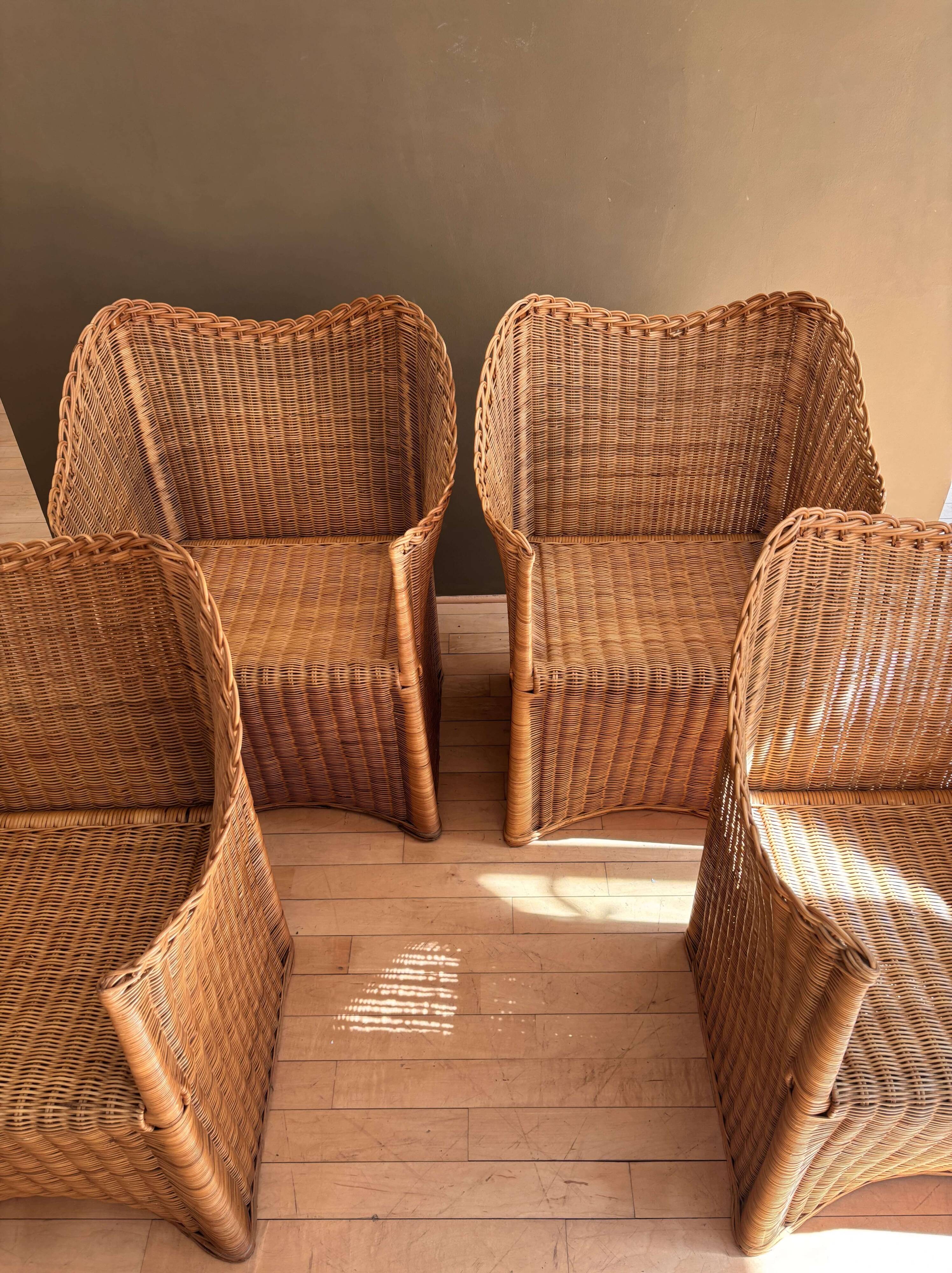 4 chaises modernistes en rotin