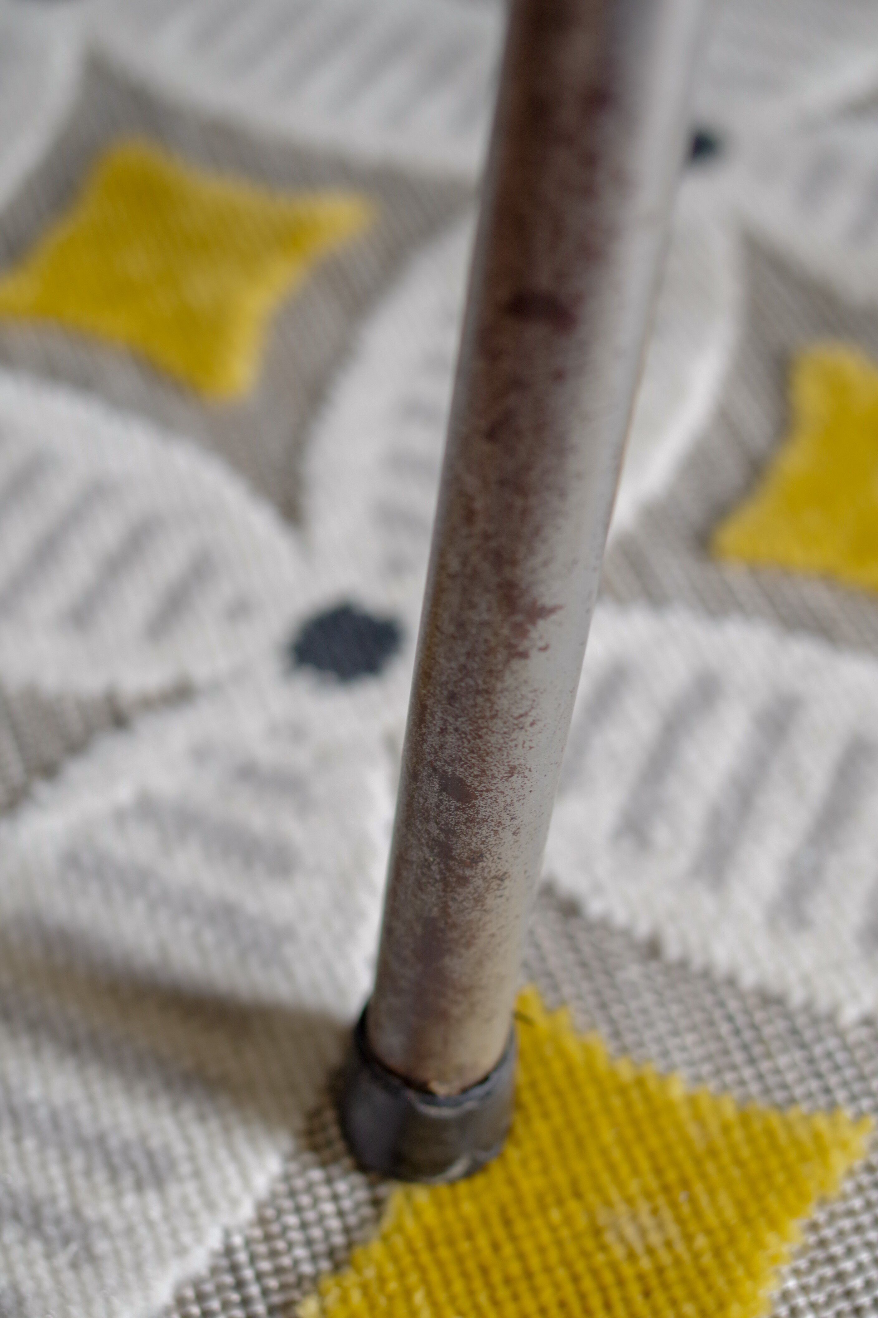 Série de 4 chaises en formica  bicolore jaune et blanc chiné