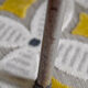 Série de 4 chaises en formica  bicolore jaune et blanc chiné