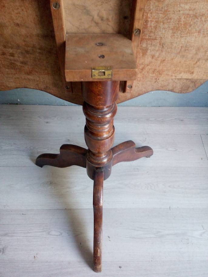 Folding violin table