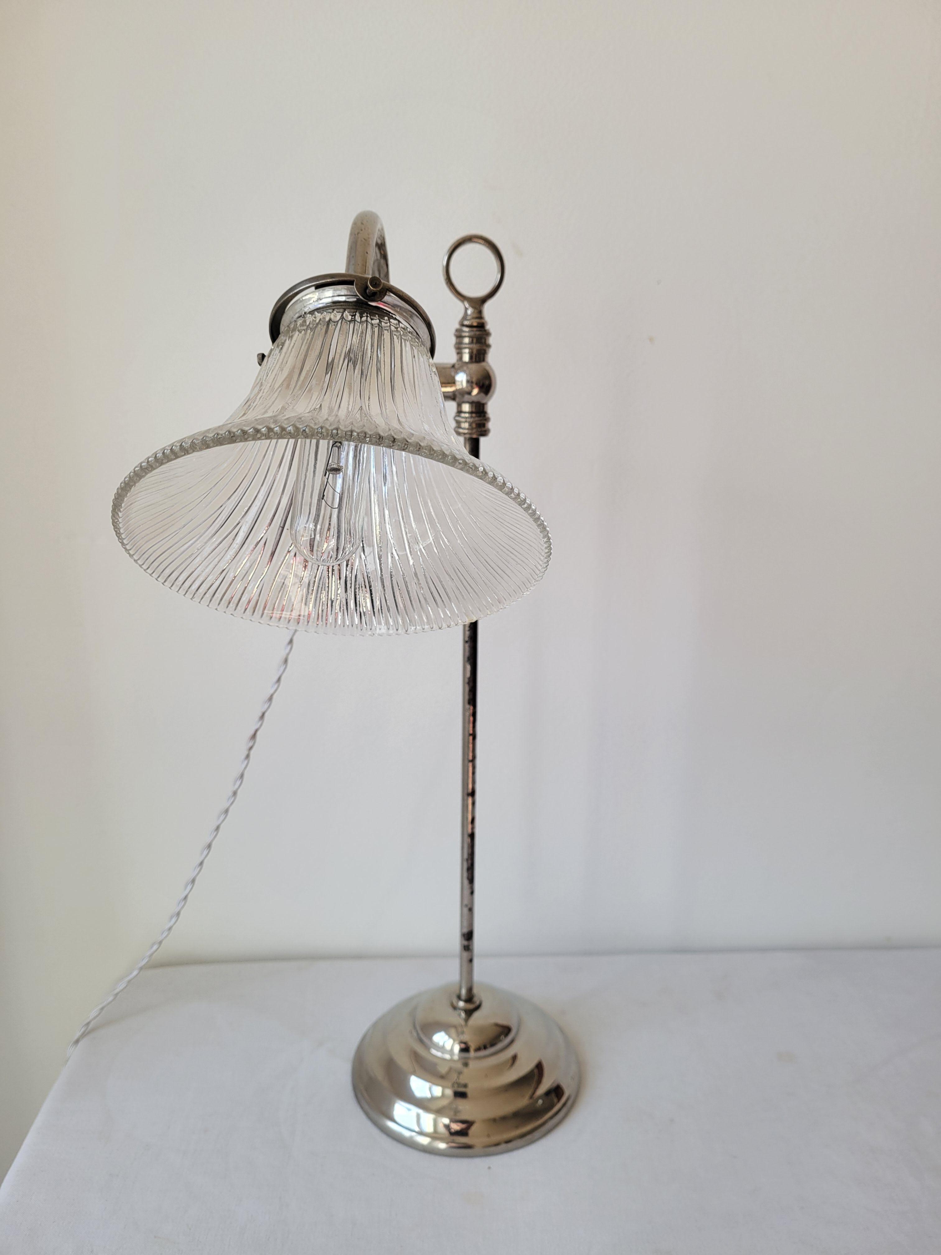 Lampe de bureau à bras orientable Holphane