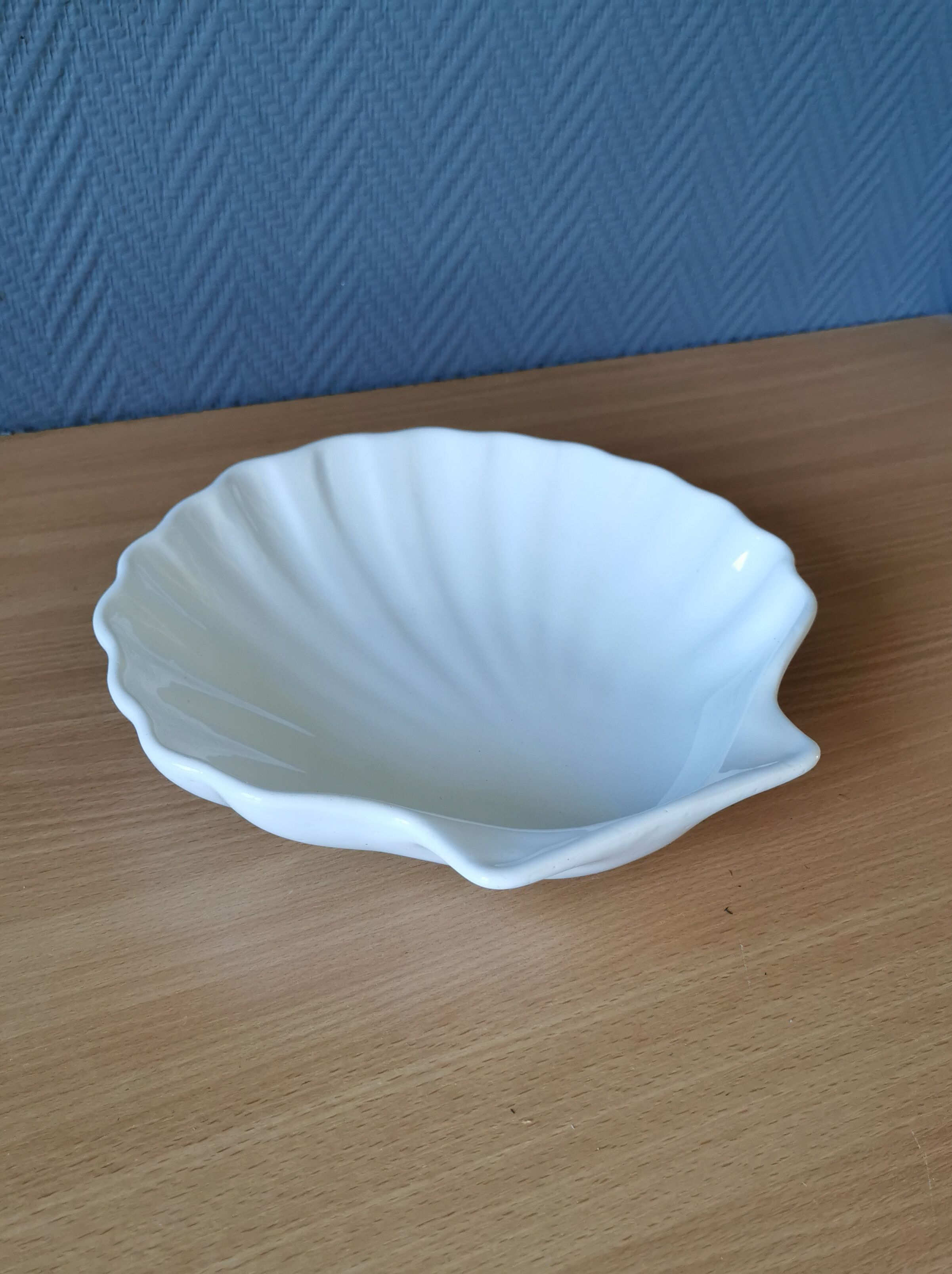 White dish scallop shell Emile Henry