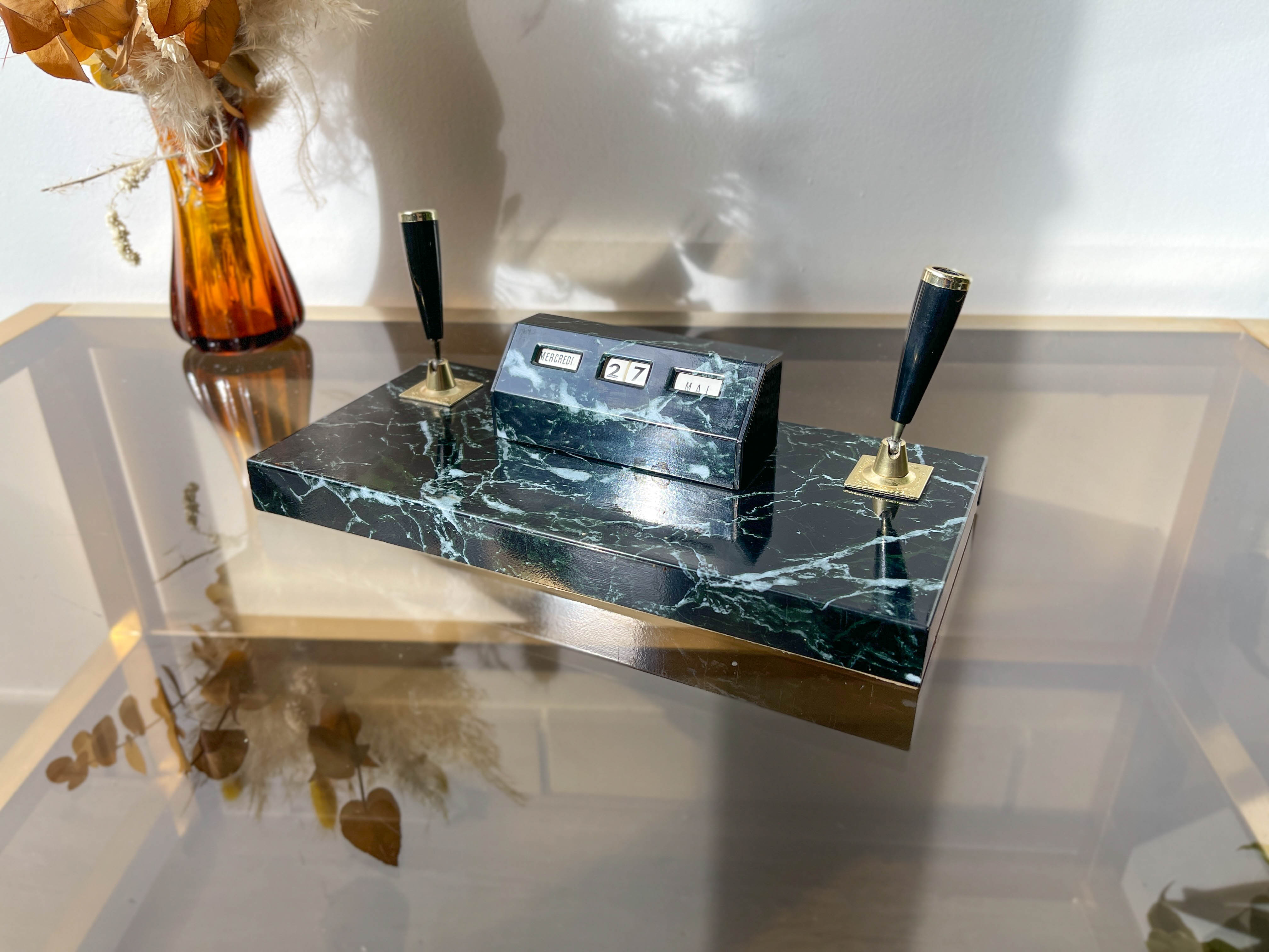Perpetual calendar with vintage pen holder black gold marble effect