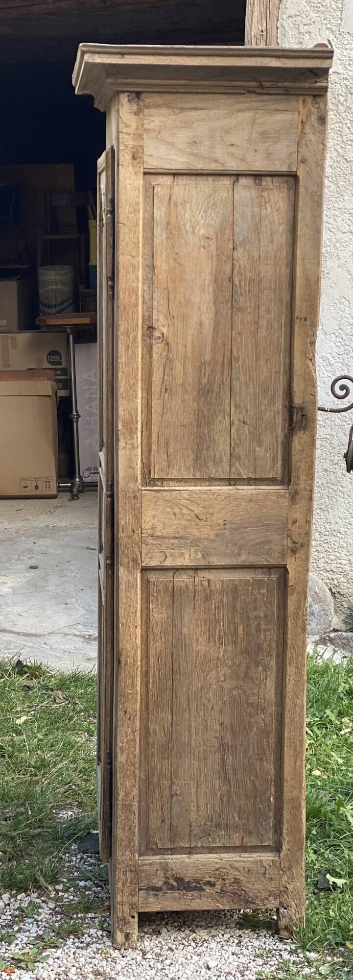 Eighteenth-century Parisian armoire with one bonnetière door in raw wood.