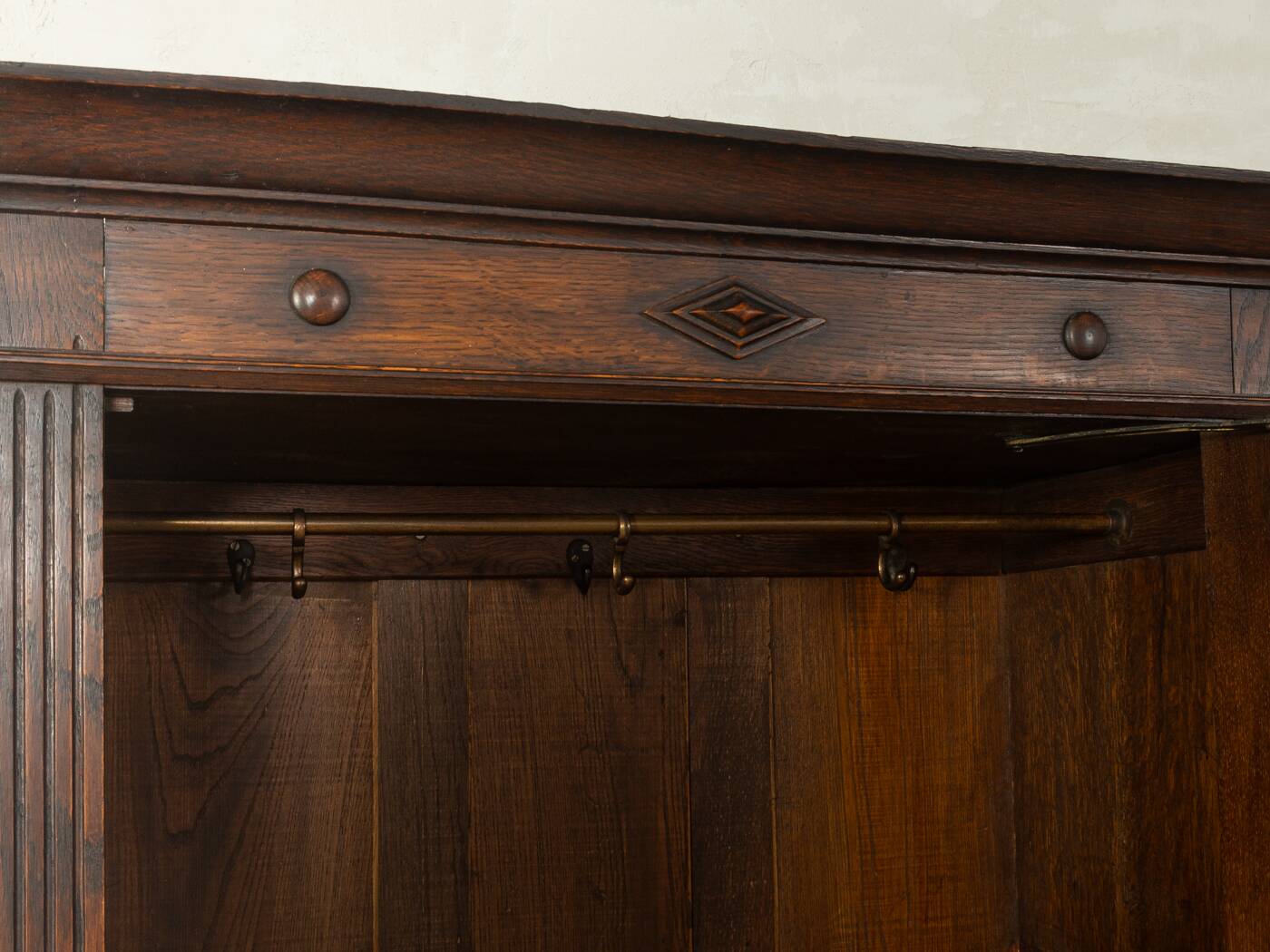 Cabinet en chêne ancien avec panneaux à caissons, vers 1900