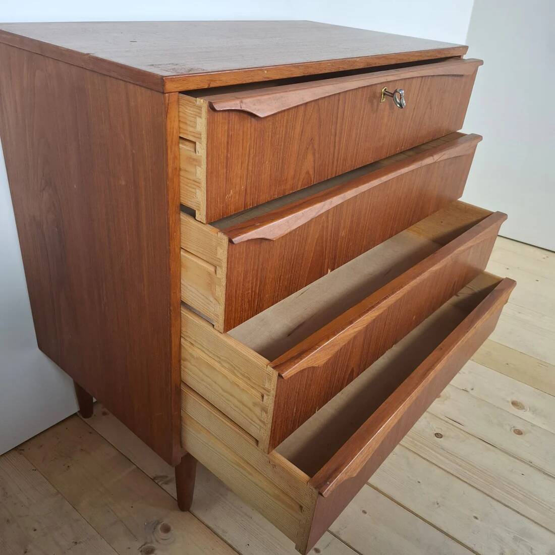 Small mid-century modern chest of drawers with four drawers – Scandinavian design in teak, 1960s