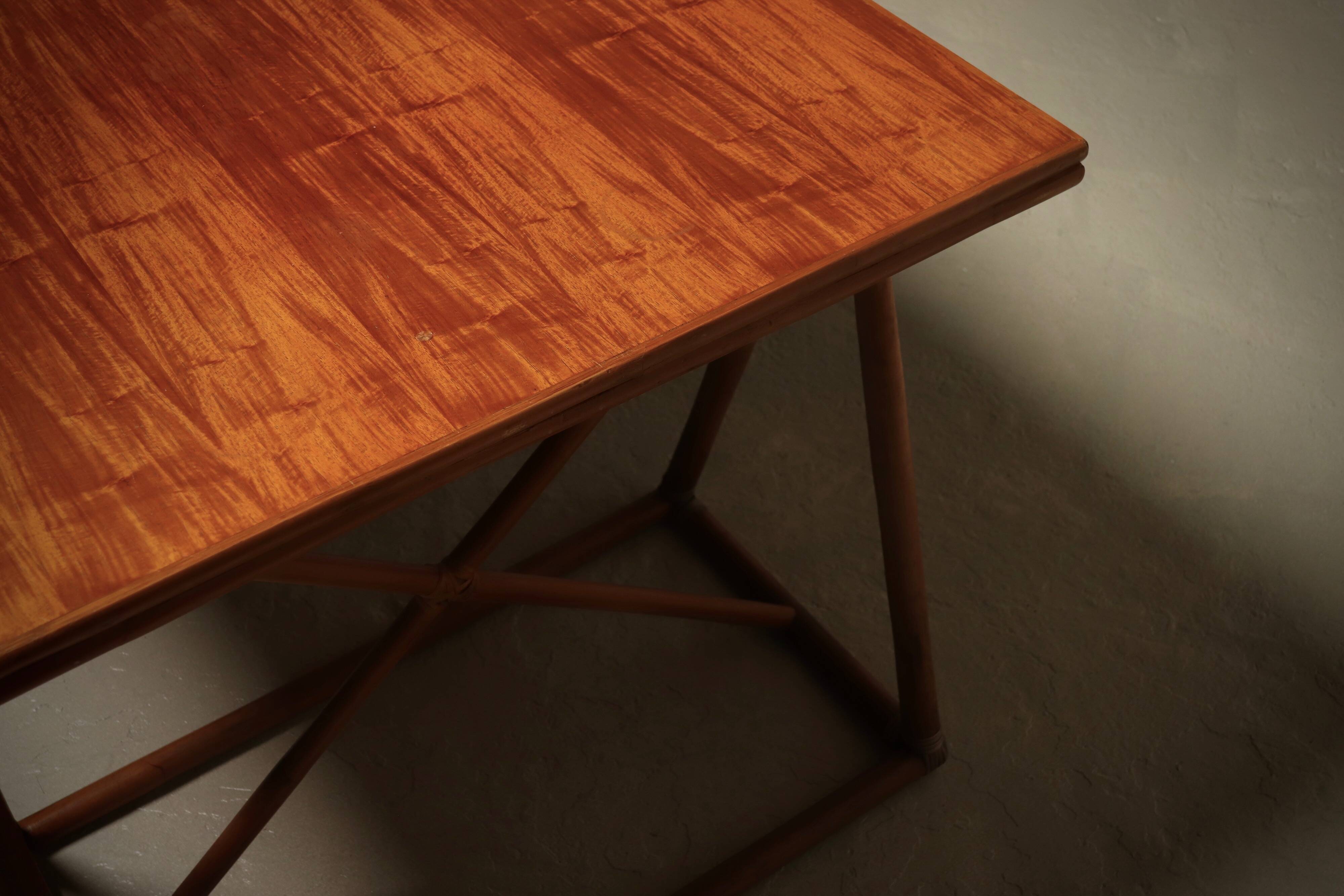 Bureau ou table à manger en treillis italien des années 1970 en bambou et rotin.