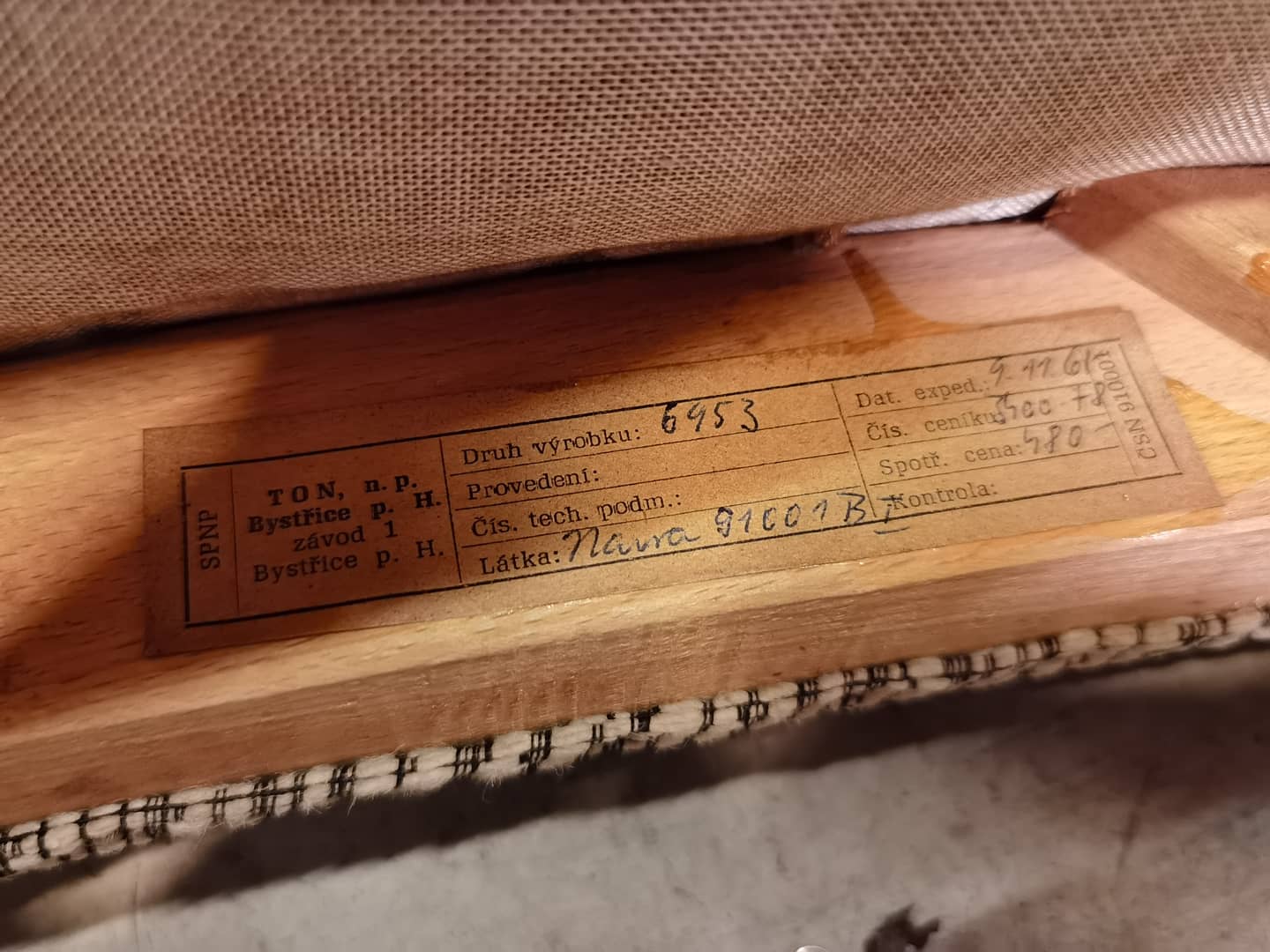 Paire de fauteuils 6953 de Jaroslav Smidek