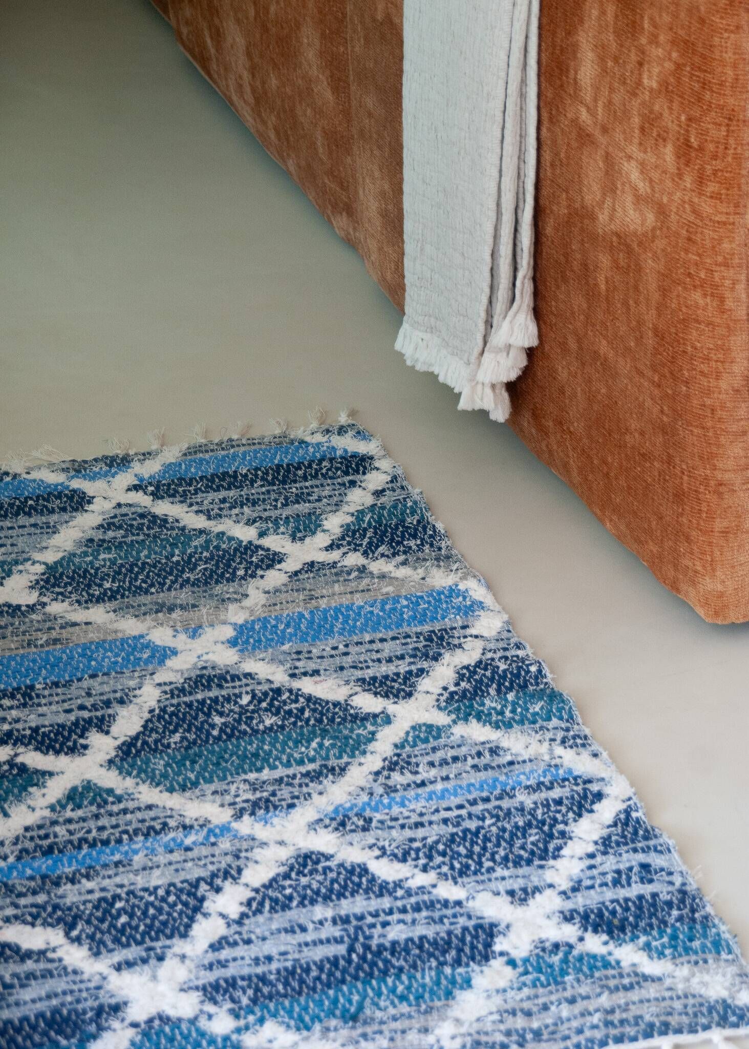 Tapis artisanal en coton recyclé - Réversible - Bleu et ecru