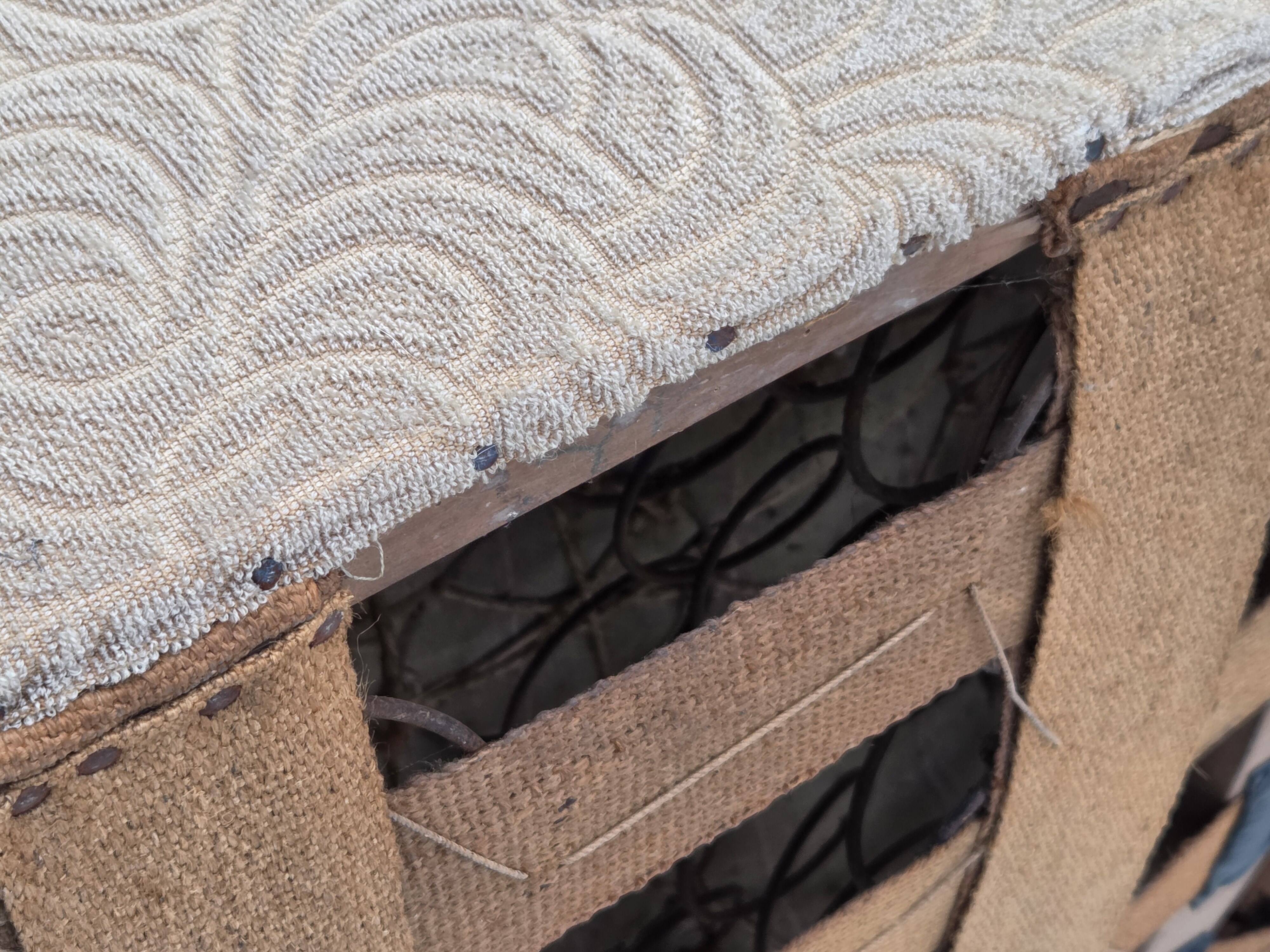 Canapé-lit danois des années 1950, laine d'ameublement rouge/beige, pieds en bois de frêne.