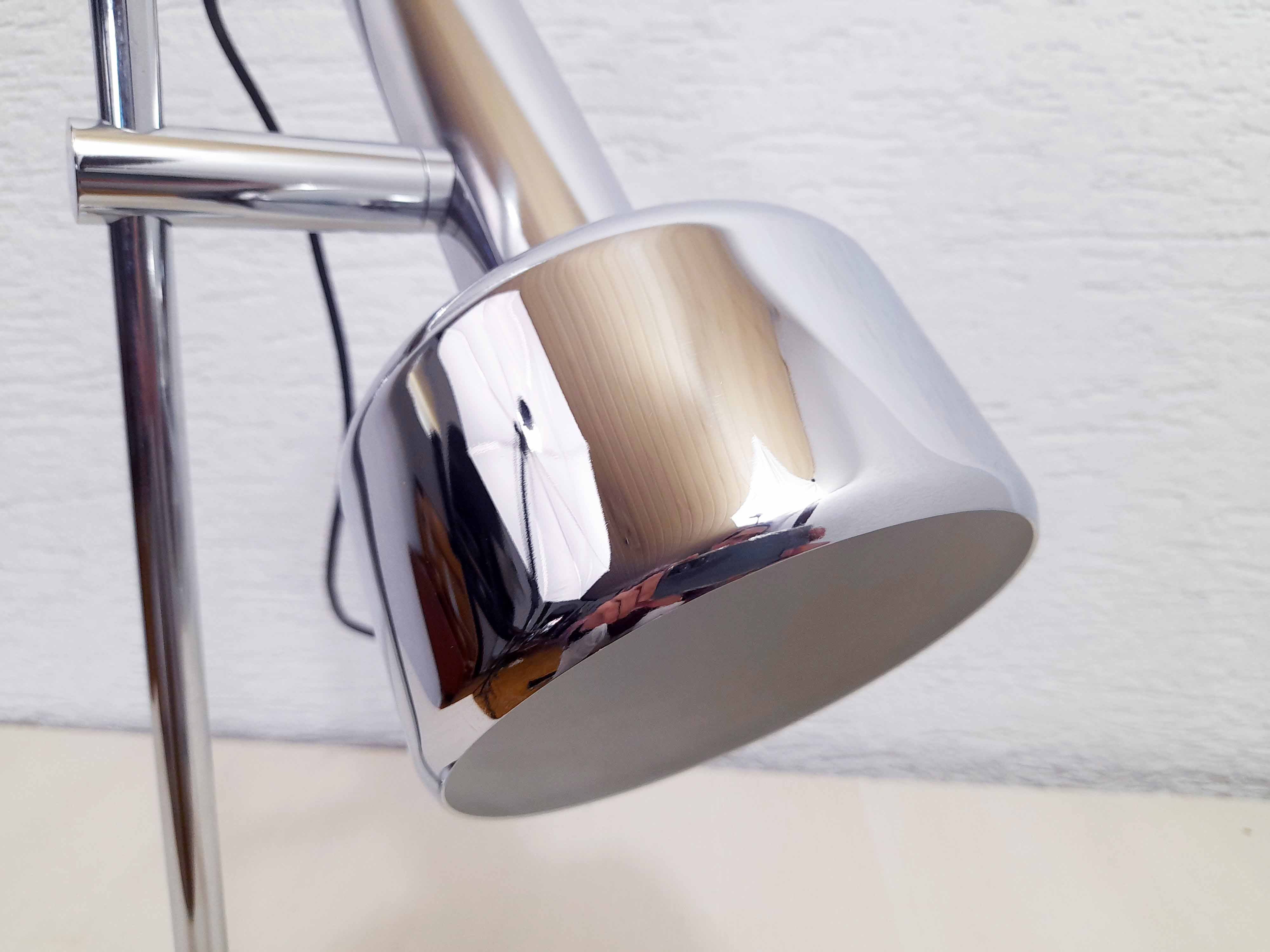 Lampe de bureau en métal chromé