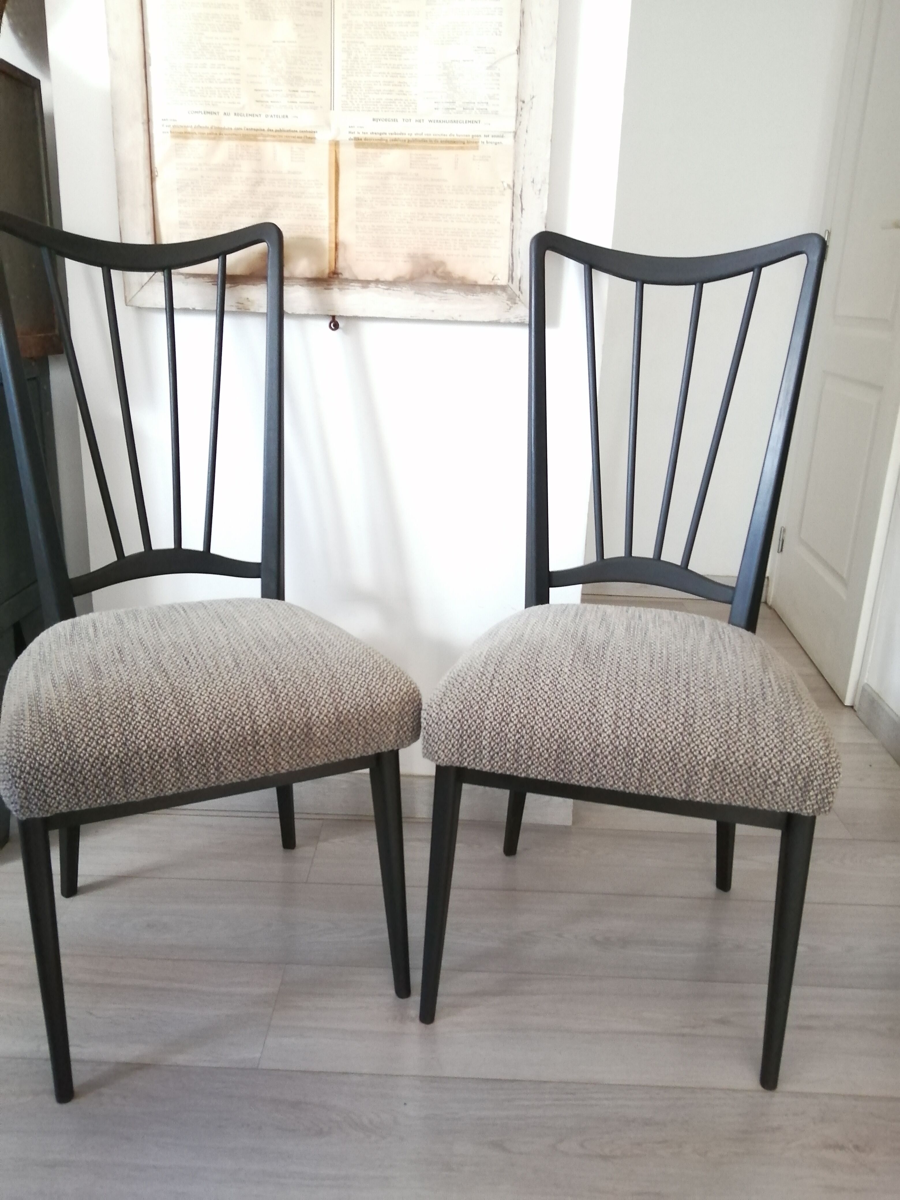 Lot 2 chairs wood fabric