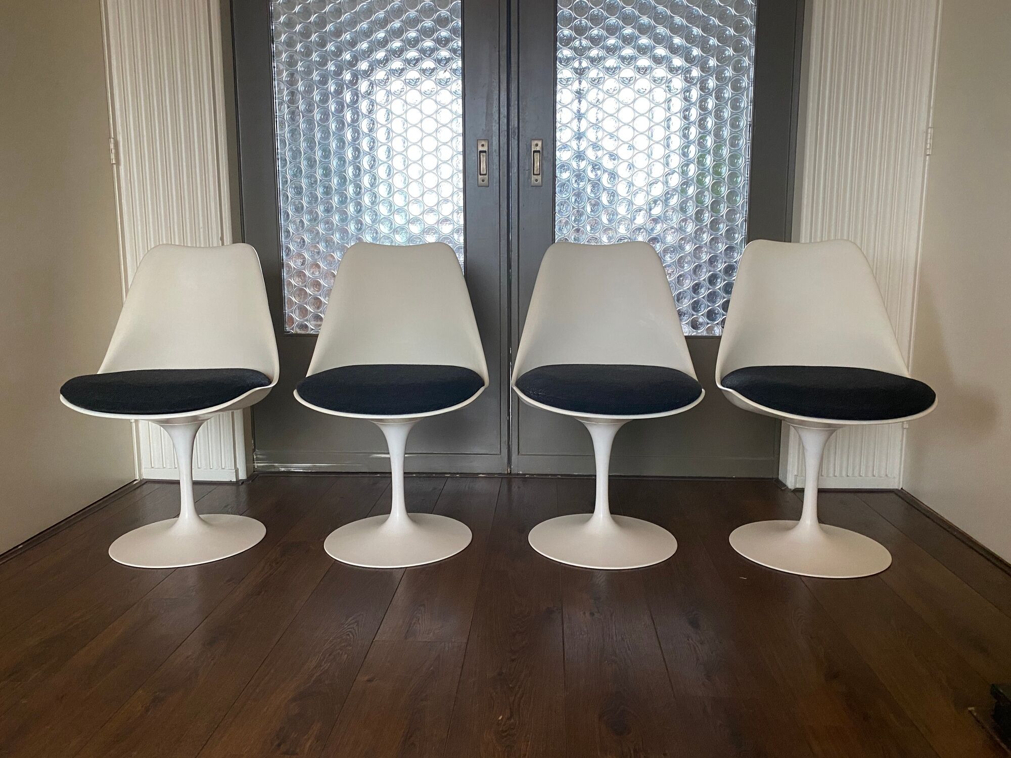 115 Tulip dining chairs by Eero Saarinen for Knoll Inc. / Knoll International