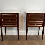 Pair of mahogany and brass side tables or bedside tables with Carrara marble tops.