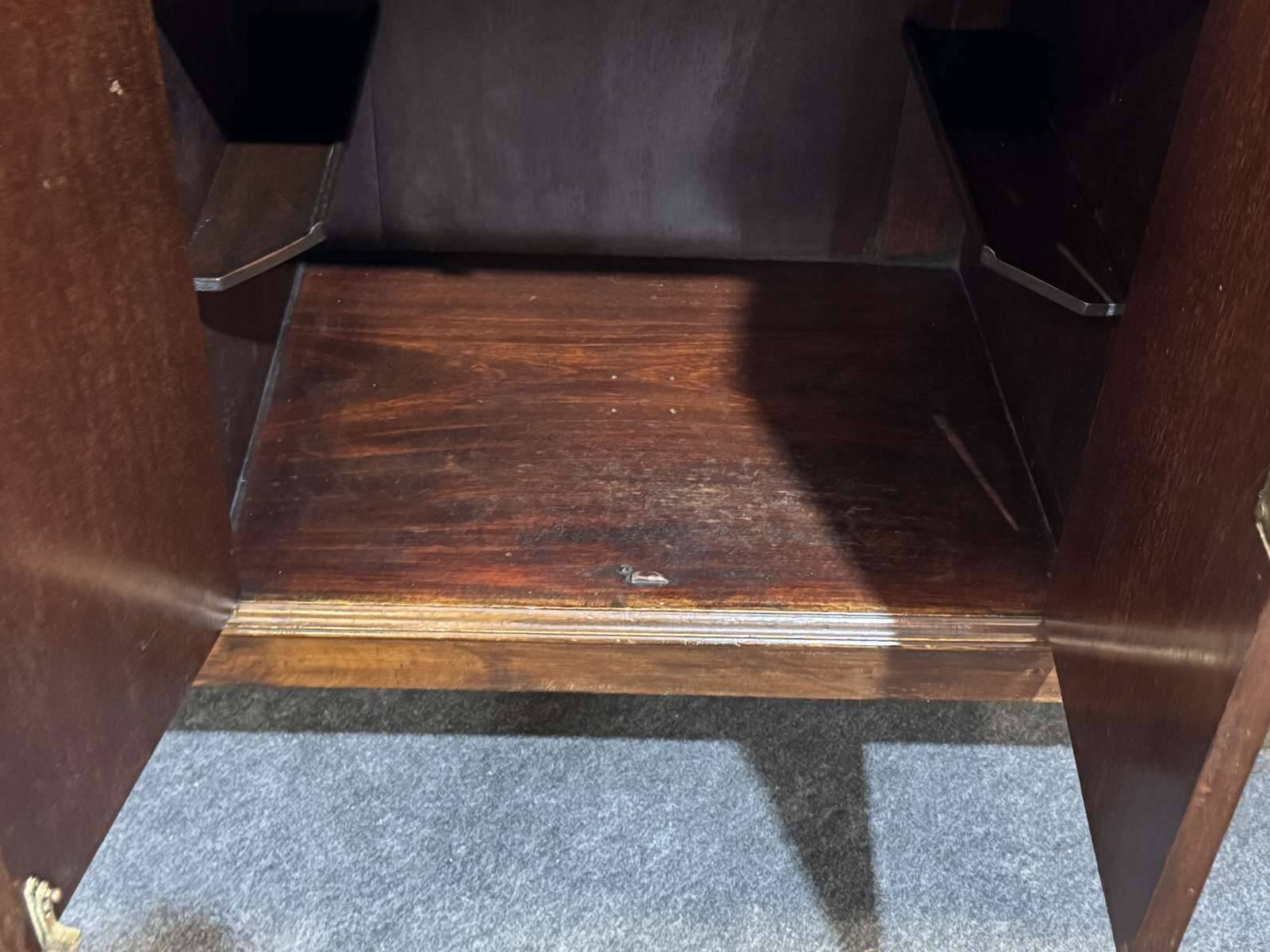 1930s English buffet bar in walnut and mahogany