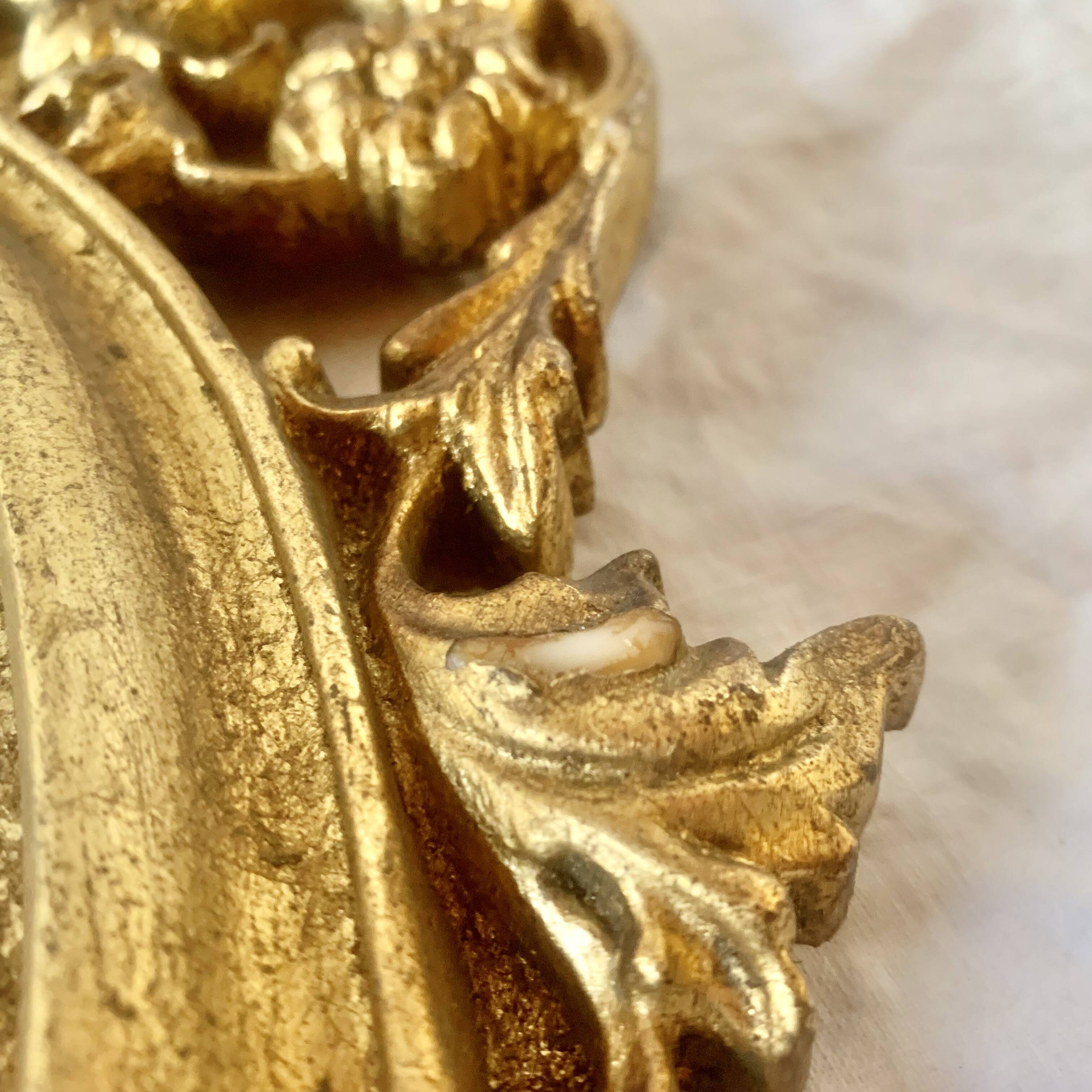 Ancien miroir ovale en résine dorée à la feuille - style baroque - 73 cm