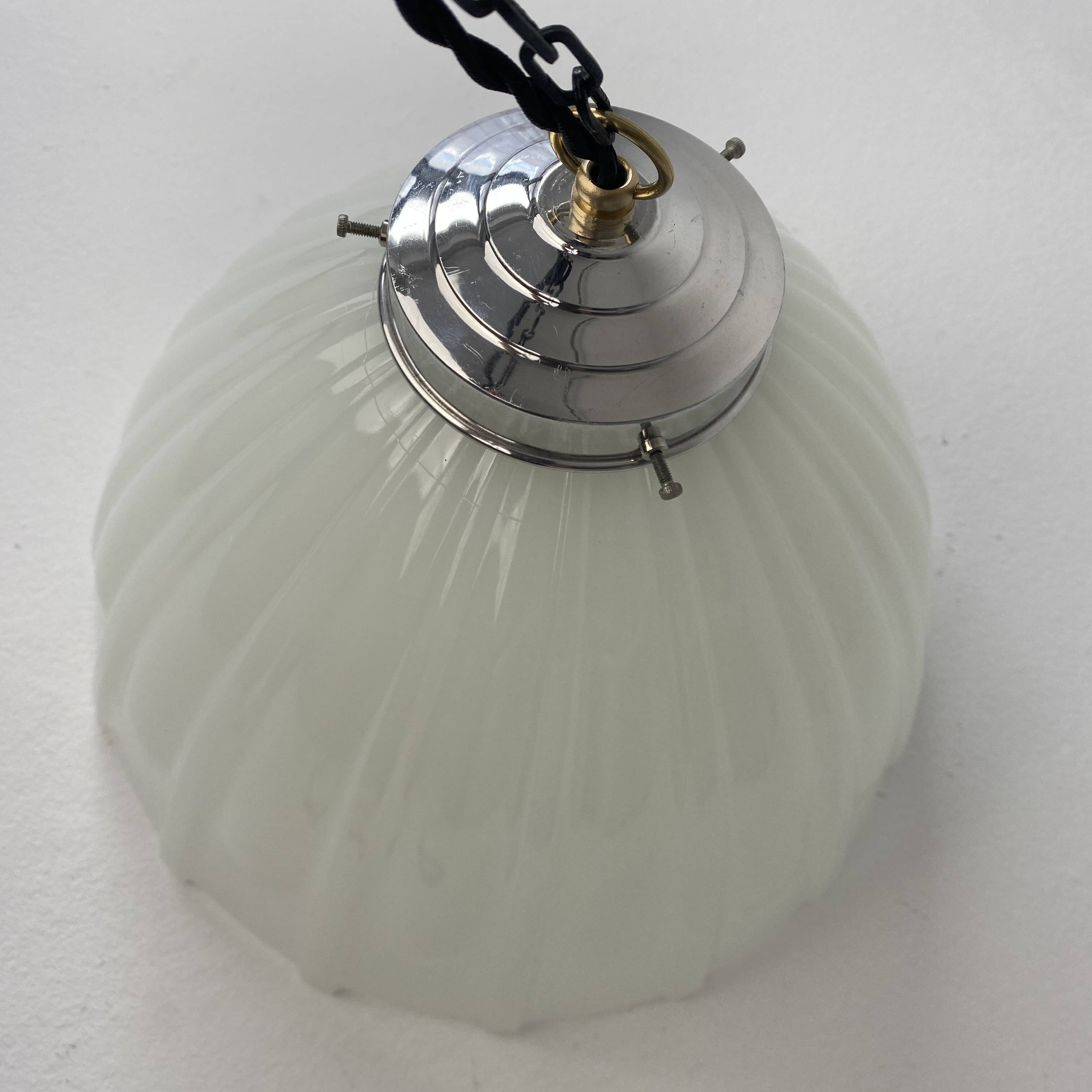 Paire d’anciennes suspensions art-deco en opaline XL