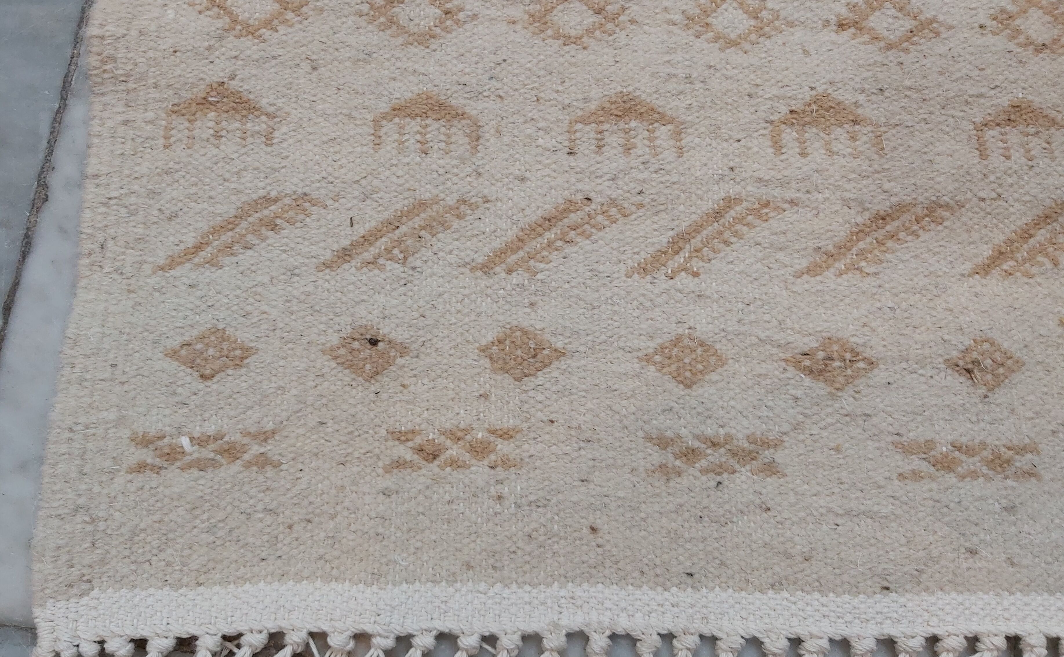 White and brown bed down carpet 122x62cm