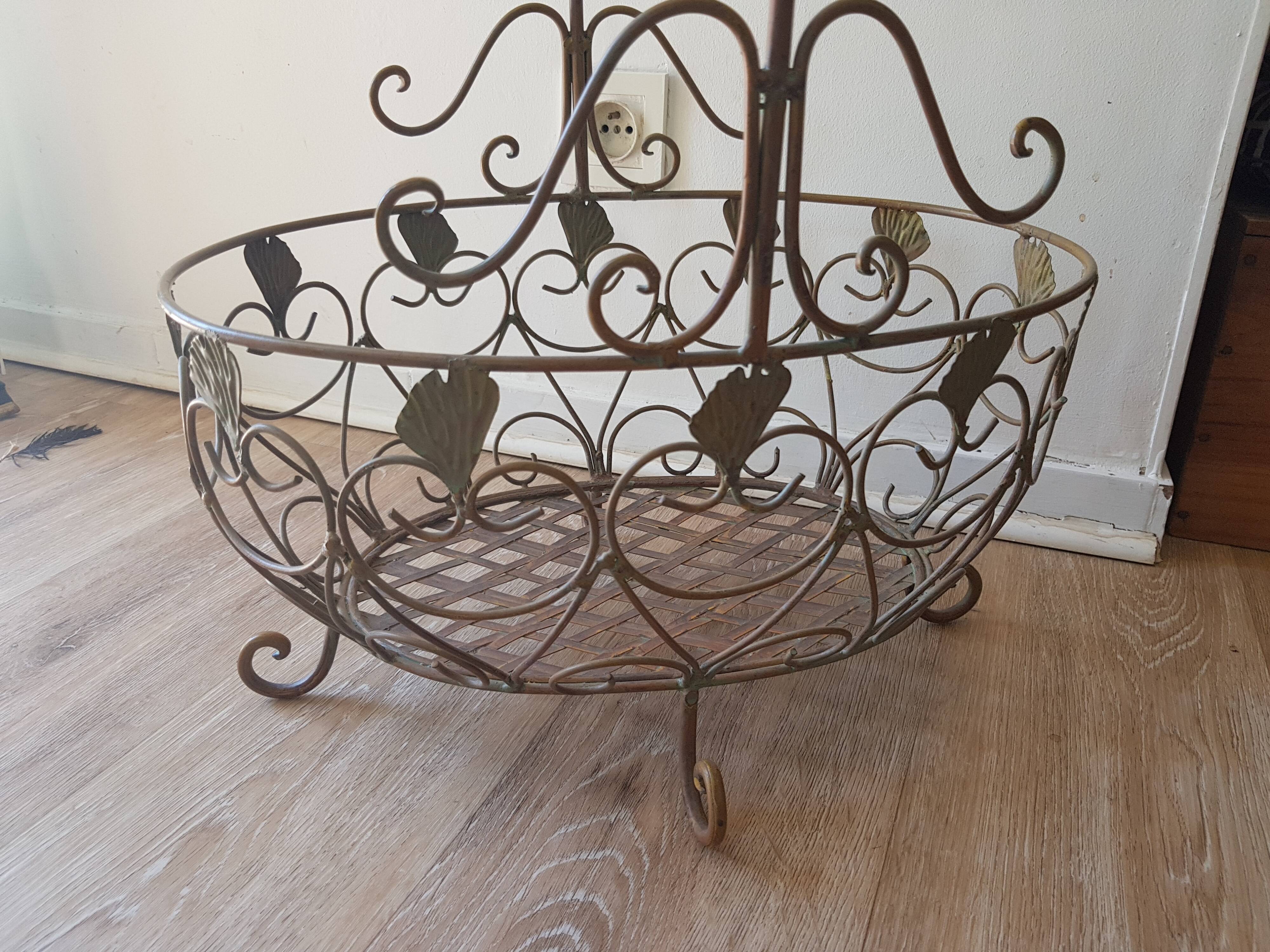 Basket in green iron of gray